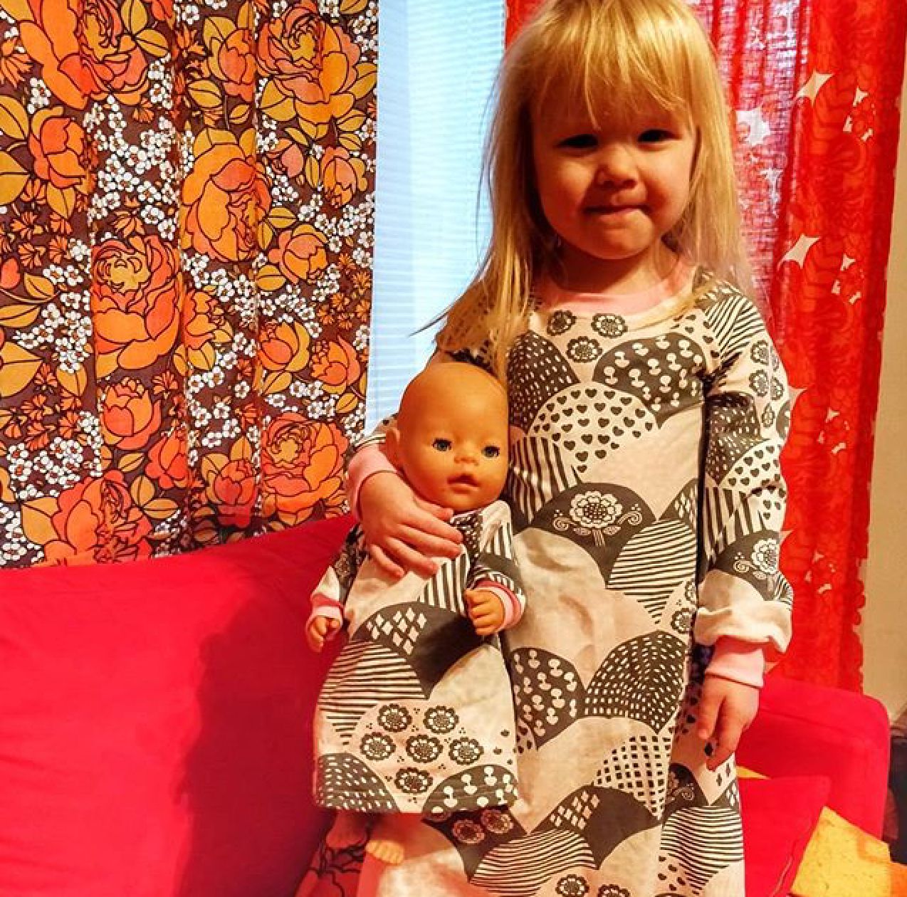 Tytär ja tyttären nukke saivat samanlaiset yöpuvut. 