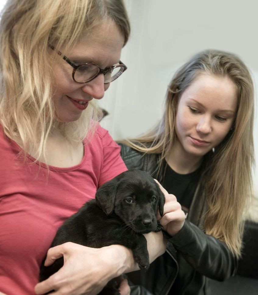 Mirjami (vas.) ja Linnea tapasivat Ellin ensimmäistä kertaa Vantaalla Opaskoirakoulussa.