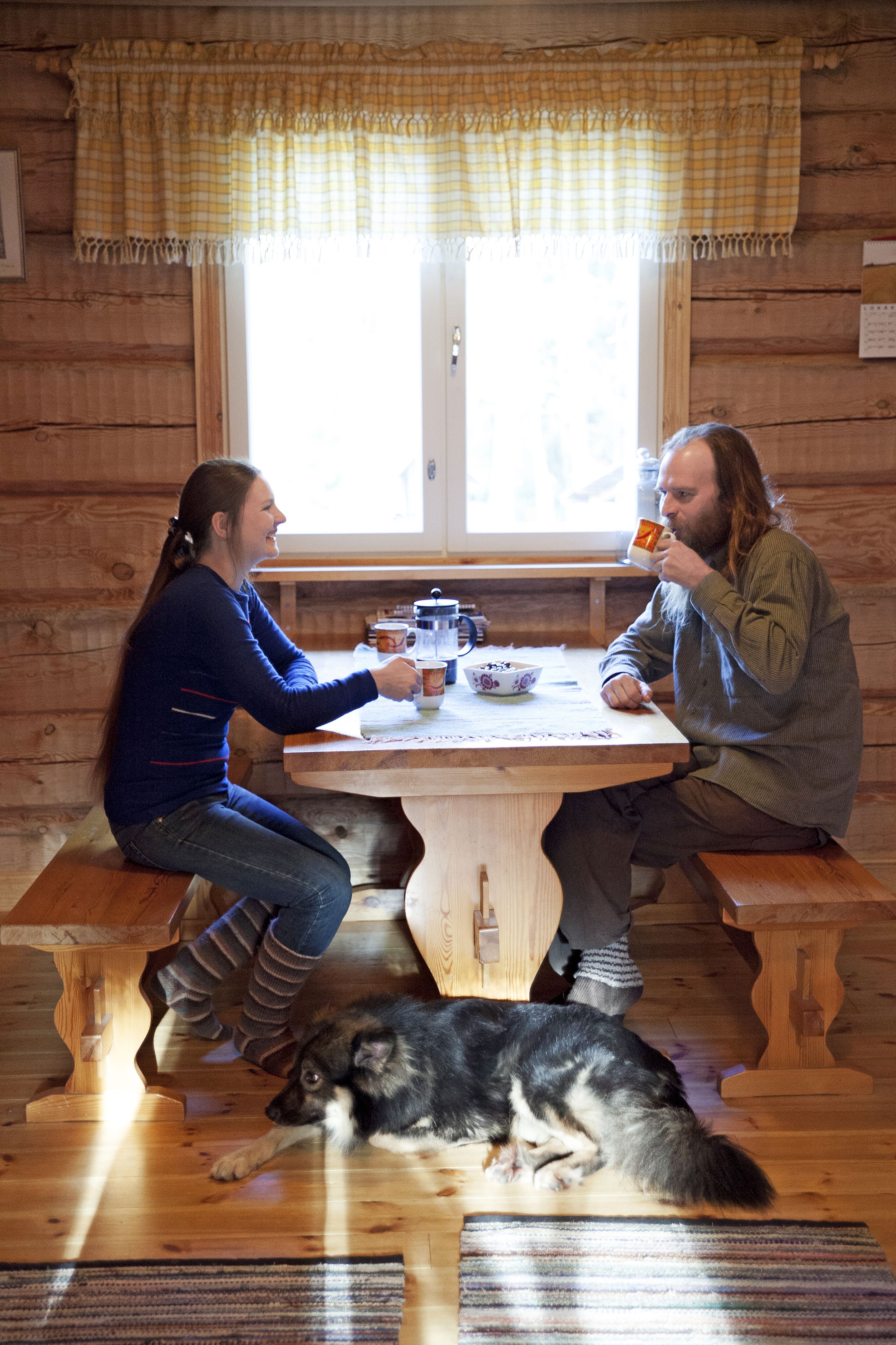 Markus Lahden ja Hanna Viinamäen hirsitalo on kalustettu vanhan ajan hengessä. Tupa lämpenee oman metsän puilla. Tuisku-koira on osa perhettä.