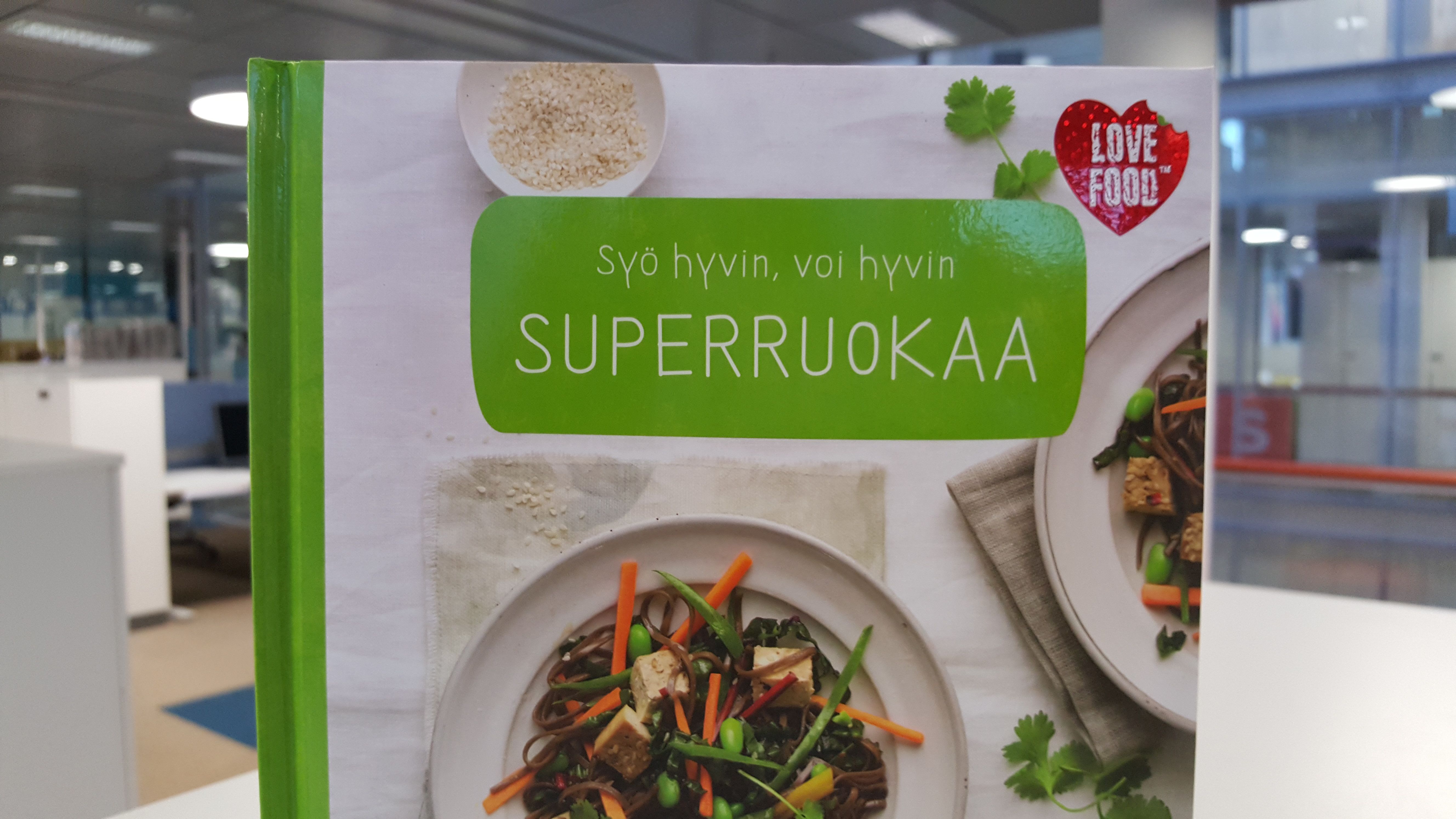 Syö hyvin, voi hyvin – Superruokaa (Gummerus 2017) tutustuttaa lukijan superruokien ominaisuuksiin ja 50 ruokaohjeeseen. Superruokien luvataan vahvistavan terveyttä ja immuunivastetta, kohentavan mielialaa ja auttavan suojautumaan sairauksilta.