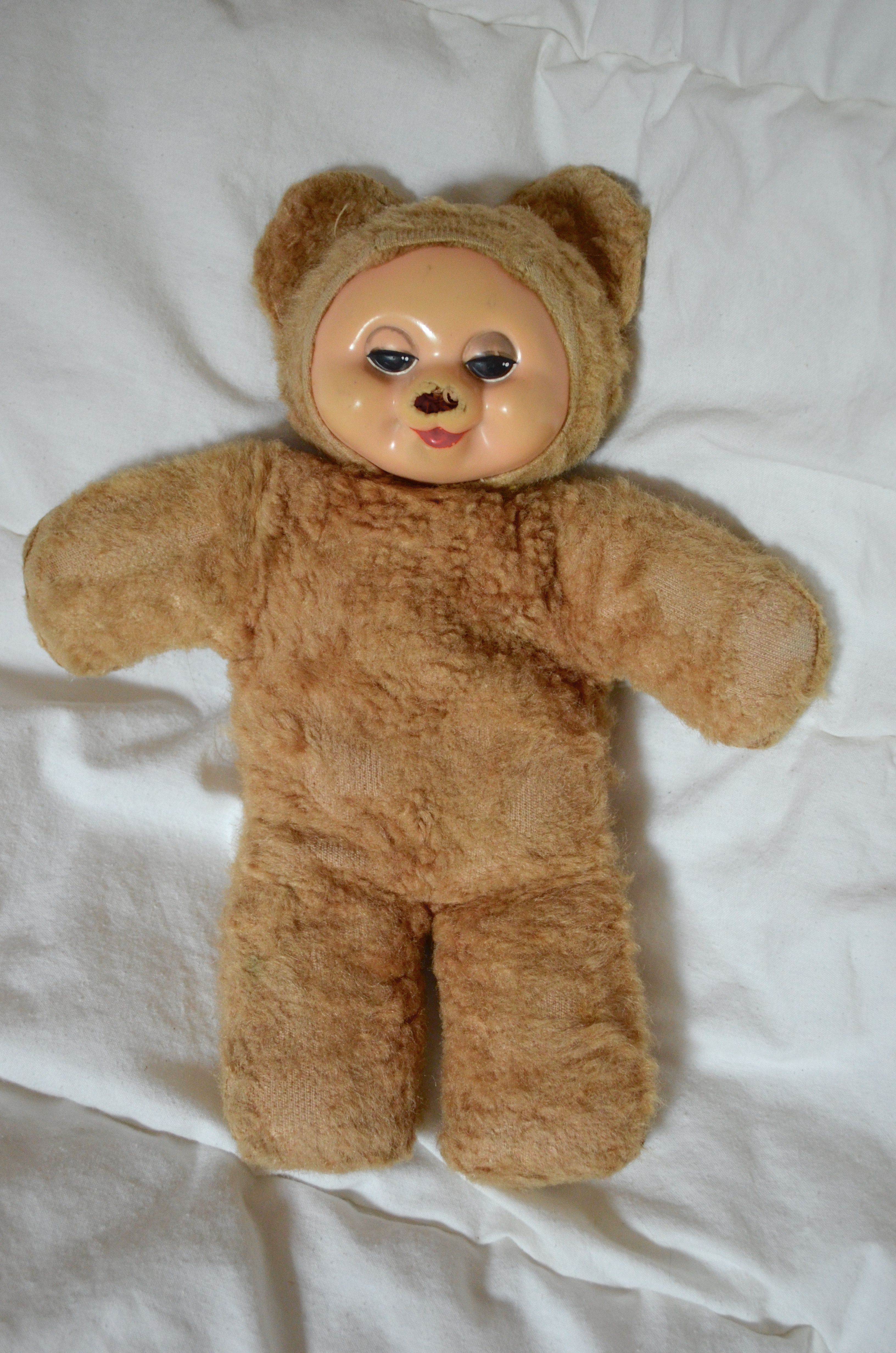 "Kuvassa on rakkain pehmoleluni Pena. Sain Penan vauvana, joten se on pian jo viisikymppinen. Pena on muuttanut aina kanssani. Pienenä nukuin Penan kanssa ja imin sen nenää, siksi nenässä on reikä. Pena on kokenut muitakin onnettomuuksia: pää ja toinen korva ovat irronneet, mutta isä osasi aina korjata sen. Penan selässä on vetoketjullinen tasku. Vanhempani ovat kertoneet, että piilotin sinne kerran rakkaan tuttini, jota sitten etsittiin monta päivää, kunnes se löytyi taskusta. Penalla oli myös virkattuja vaatteita, ja nimestään huolimatta hän taitaa olla tyttö, koska hänellä oli usein mekko päällä." – Anni