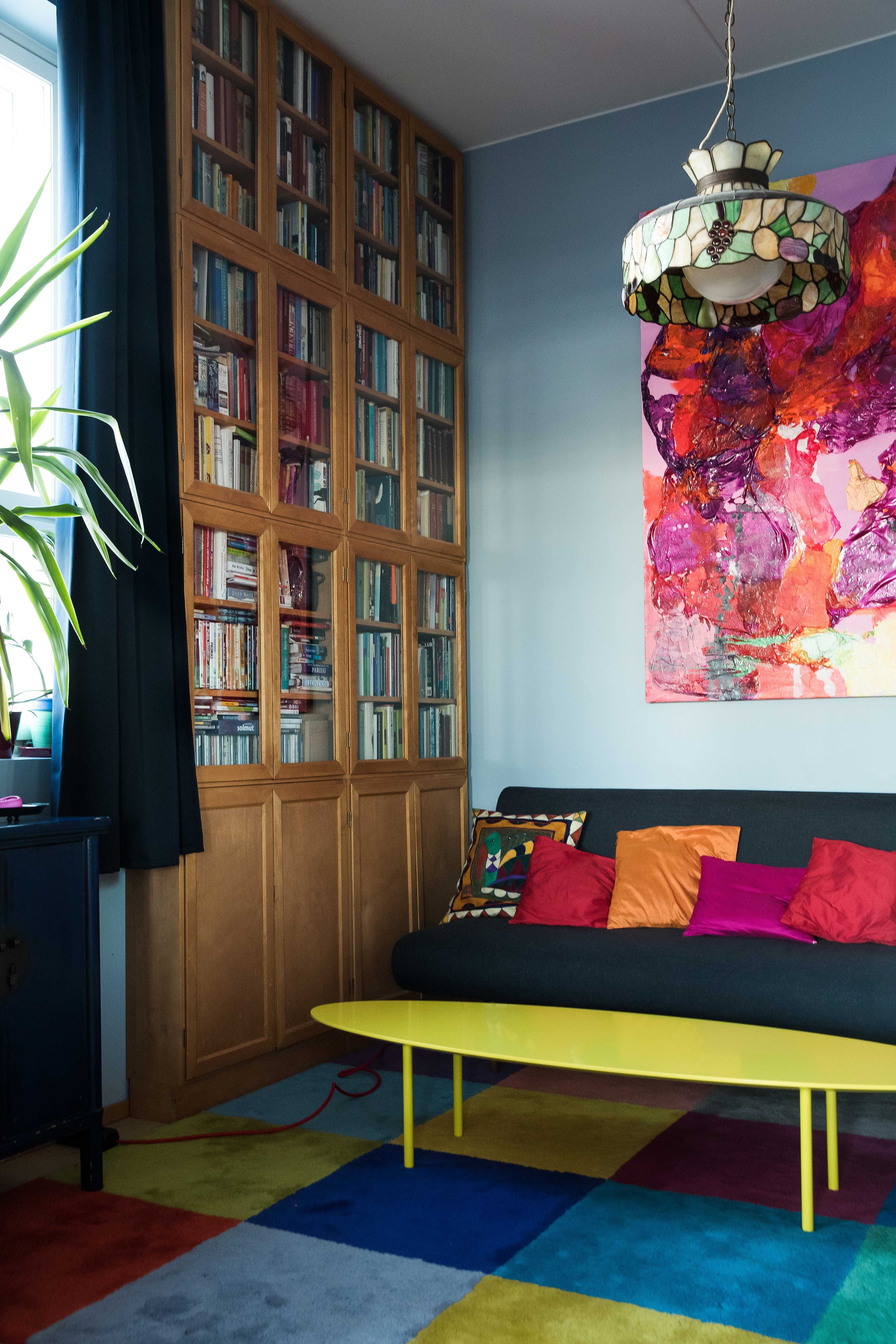 Kirjaston tammikaapi on Minervan isoisän lapsuudenkodista ja yksi Minervan kodin vanhoja kalusteita. Lime pöytä on BoConseptin.