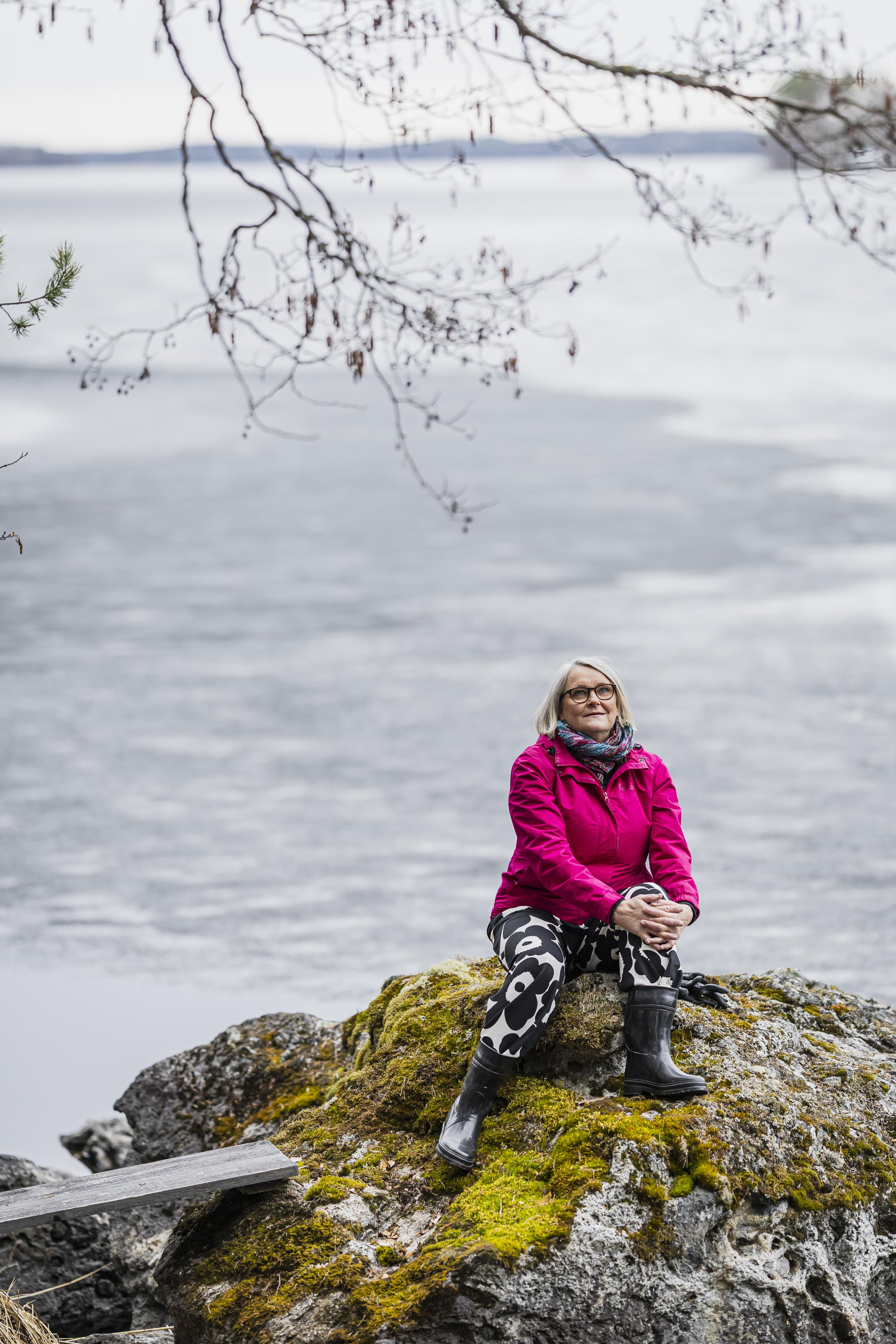 Vaikka Kirsti kasvoi ilman isää ja äidin läsnäoloa, hän kokee saaneensa vankan perustan elämälleen mummolassa. ”Opin, että kaikki järjestyy. Ei ole mitään hätää.”