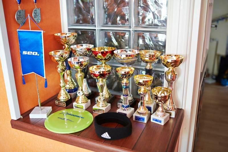 15-vuotiaana Atte ajoi kilpaa jokamiesluokassa. Palkintojaan hän väittää "kyläkisapokaaleiksi".