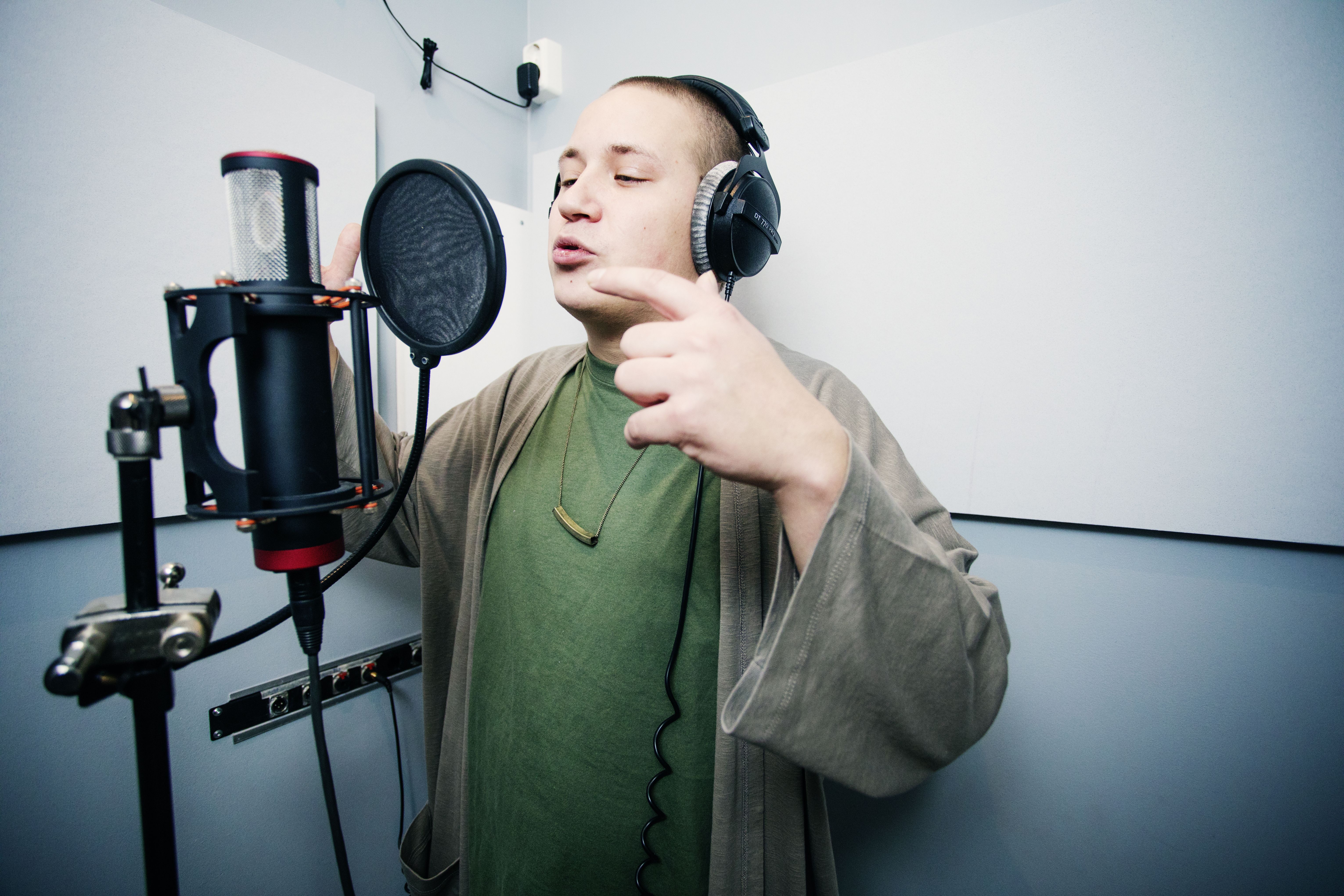 Studiolla Nikke laulaa: "Alan väsää koval työllä elämääni uusiksi. Joskus vielä nukun yöni selälläni smoothisti."