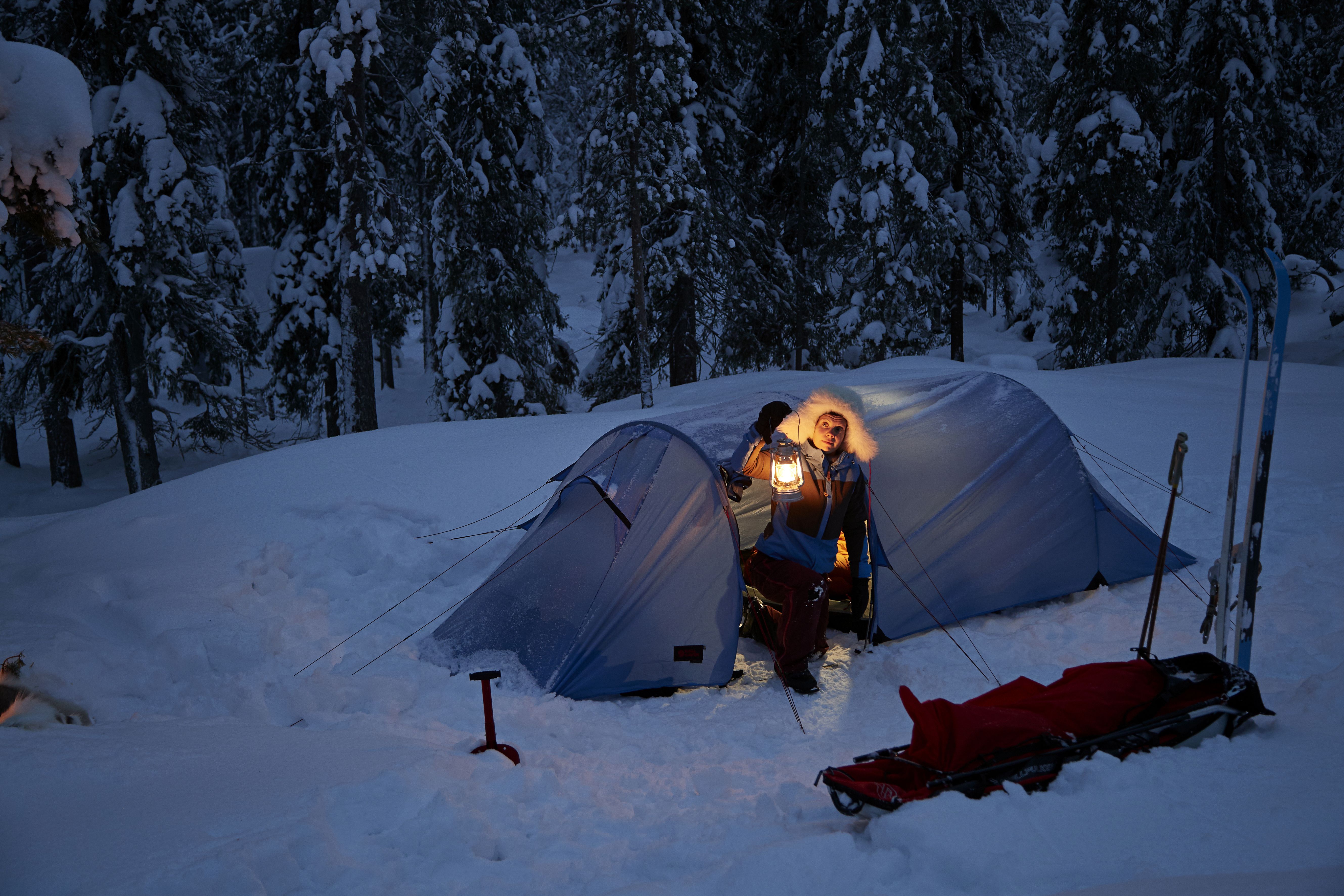 Ulkona nukkuminen ei pelota Annua. ”Jos haluaa kokeilla ulkona nukkumista, mutta se pelottaa, kokeilun voi aloittaa terassilla, parvekkeella tai takapihalla”, Annu sanoo. 