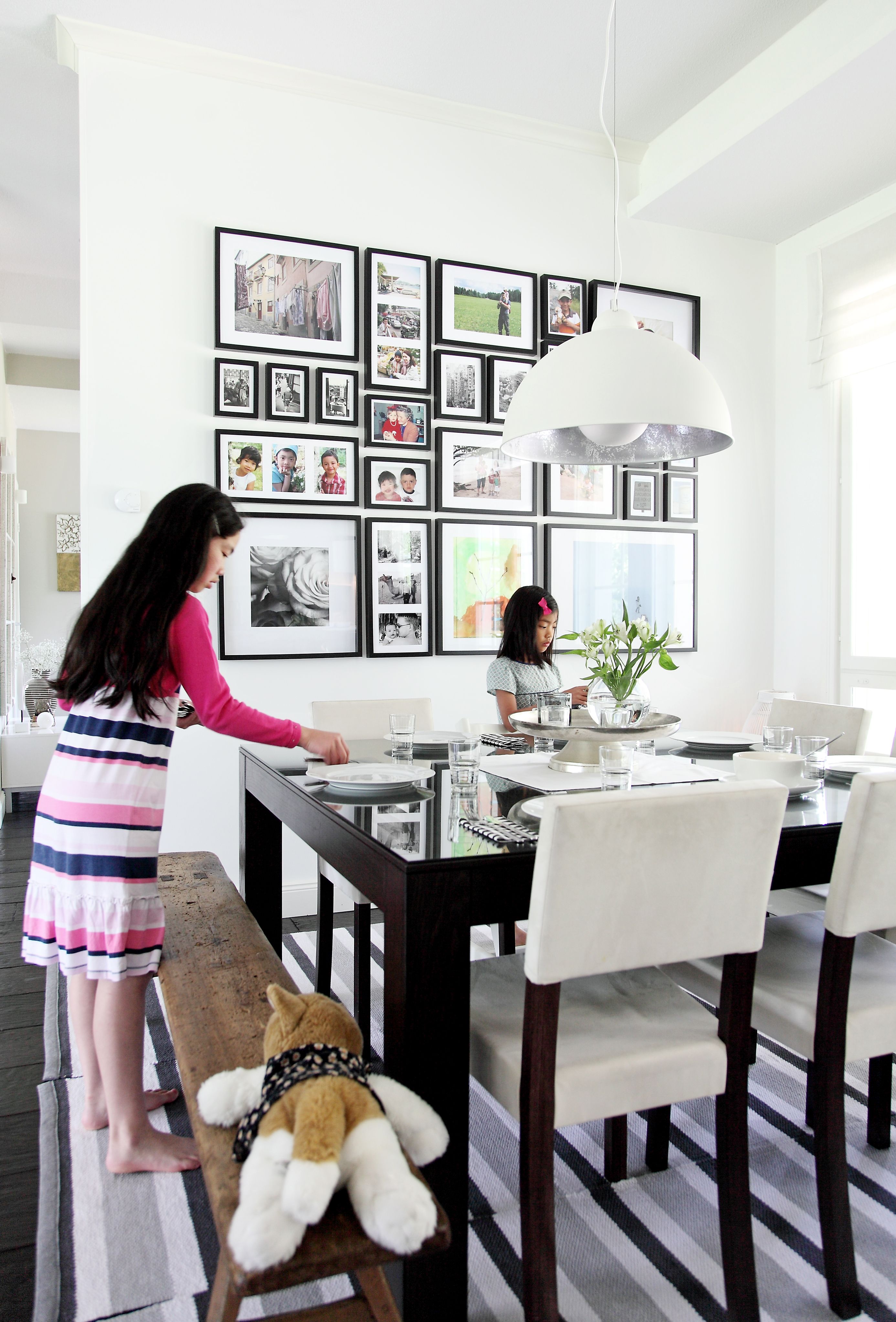 Keittiön tauluseinän kokoaminen vaati monen tunnin suunnittelun ja mittaamisen. Kehyksissä on kuvia lapsista ja sukulaisista sekä muistoja matkoilta.