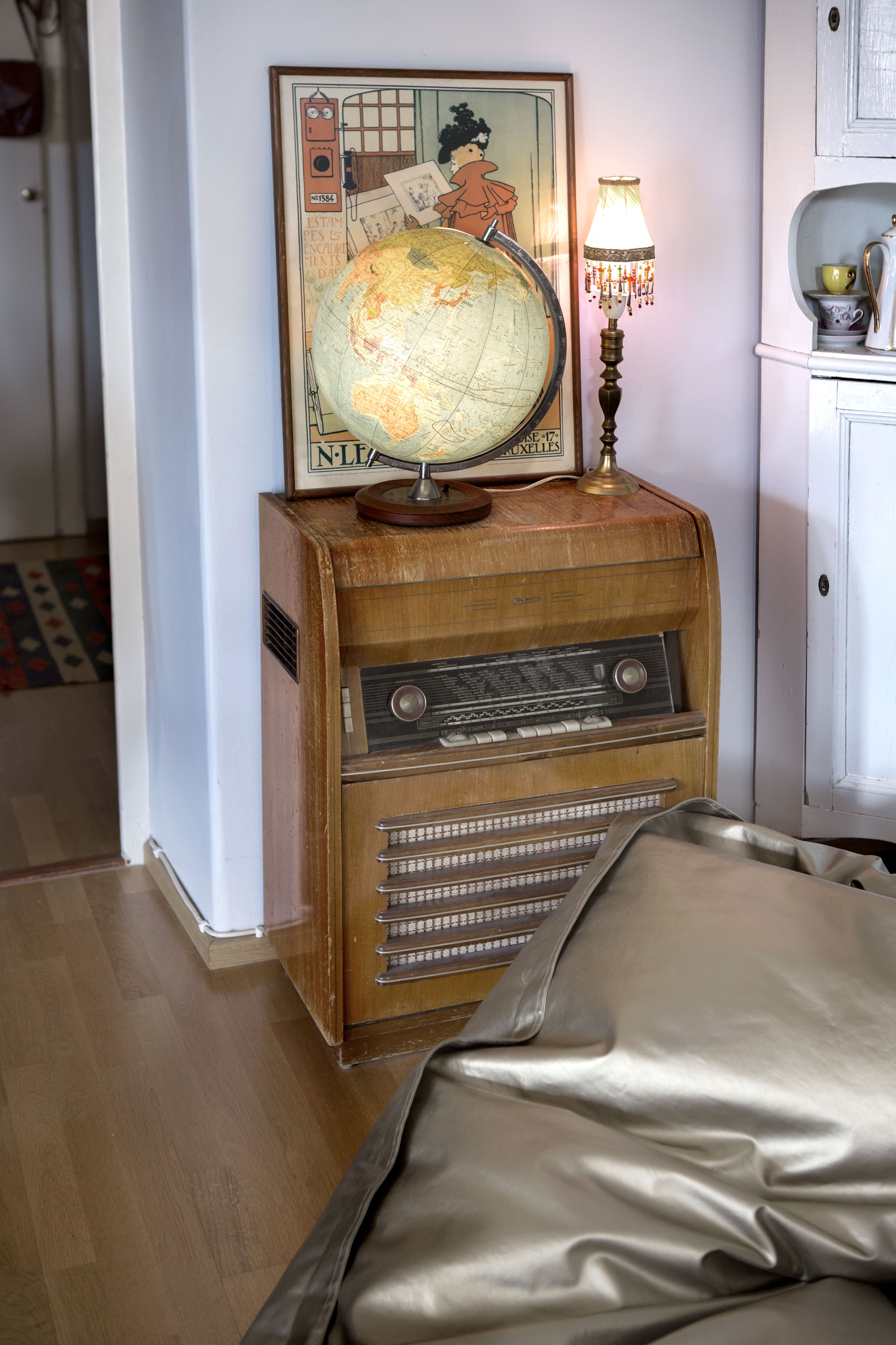 Isoisän vanha putkiradio sai paikan makuuhuoneesta.