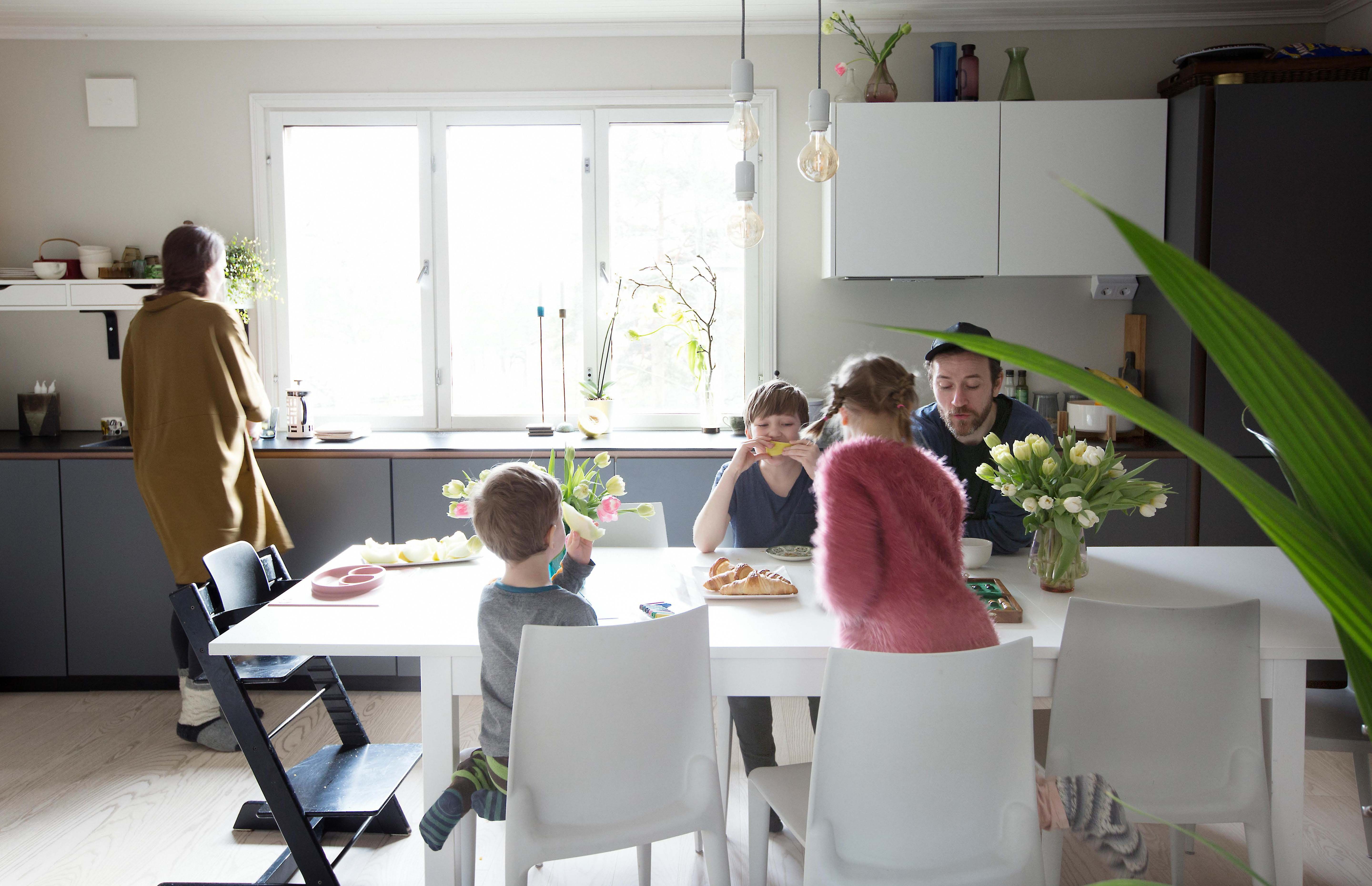 ”Olemme melkein aina yhdessä keittiössä.” Ikkunan vieressä Maria ja pöydässä Aivar, Marijus, Aimi sekä Andrius.