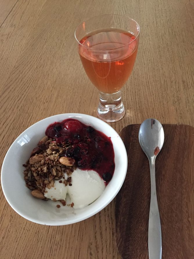 Täyteläistä luonnonjogurttia hyvine maitohappoineen, päälle itse paahdettua siemen-manteli-hunajamysliä ja (pakaste)tuoreita marjoja. Vatsa kiittää ja vitamiinijuoma virkistää. Päivittäinen nautinto, koukuttava koostumus ja maku koko perheelle! - Luonnollisesti paras