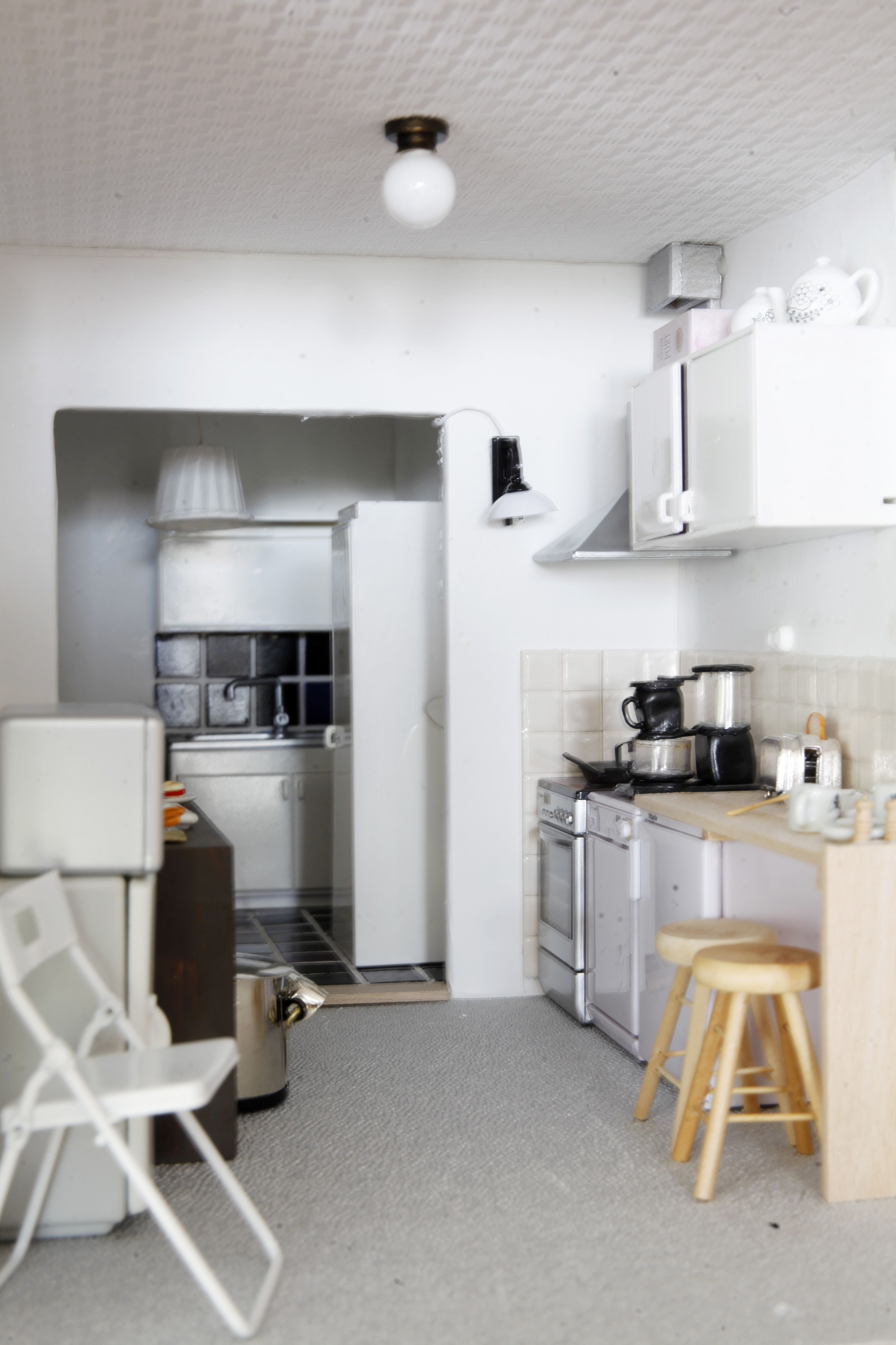 Aamiaispöydän veikeät pyöreälinjaiset puujakkarat ovat pyökkiä.