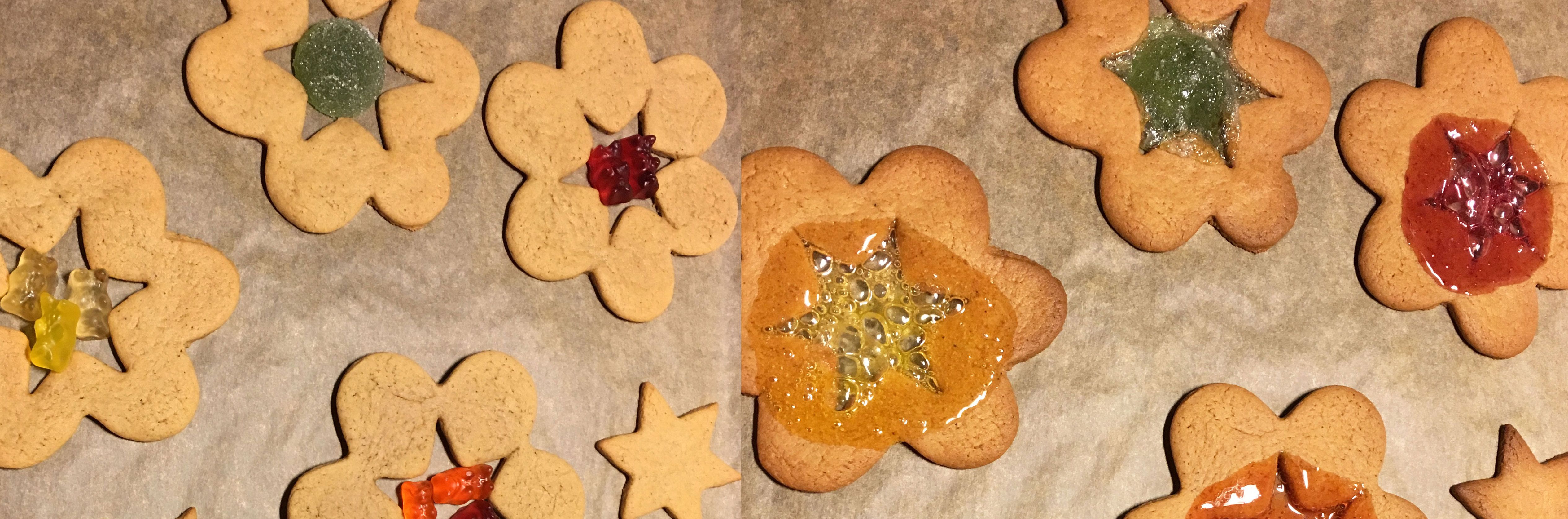 Vasen kuva ennen paistamista, oikealla lopputulos. Nallekarkit olivat uunissa liian kauan, joten sulanut sokeri levisi piparin päälle. Vihreä kuula sen sijaan kesti täyden paistoajan.