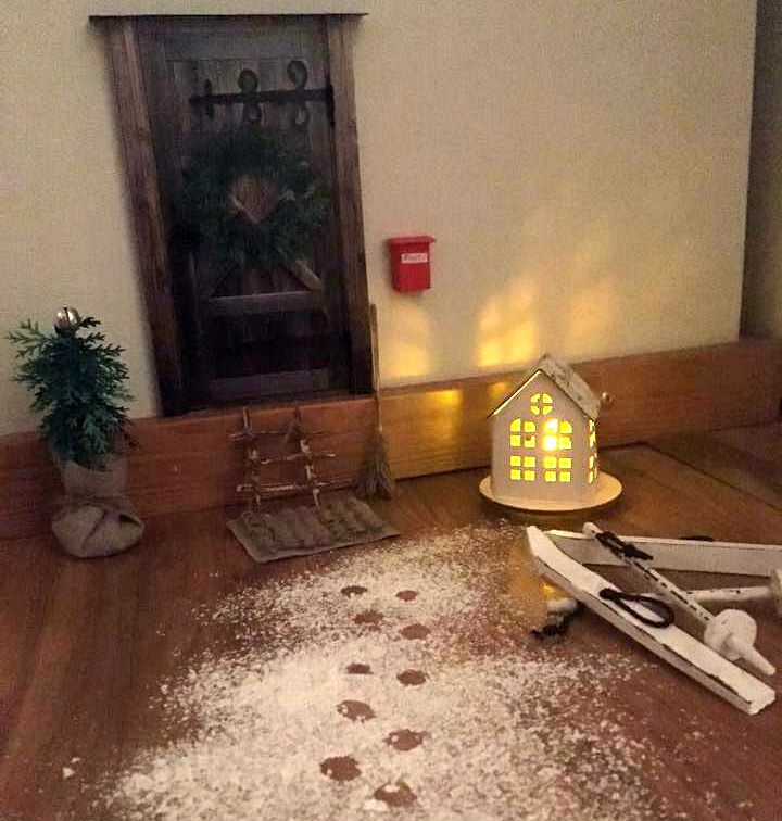 "Ovi oli joululehdestä. Tonttu saapui&nbsp;1.12. kun tulimme matkalta." Nina Moliis