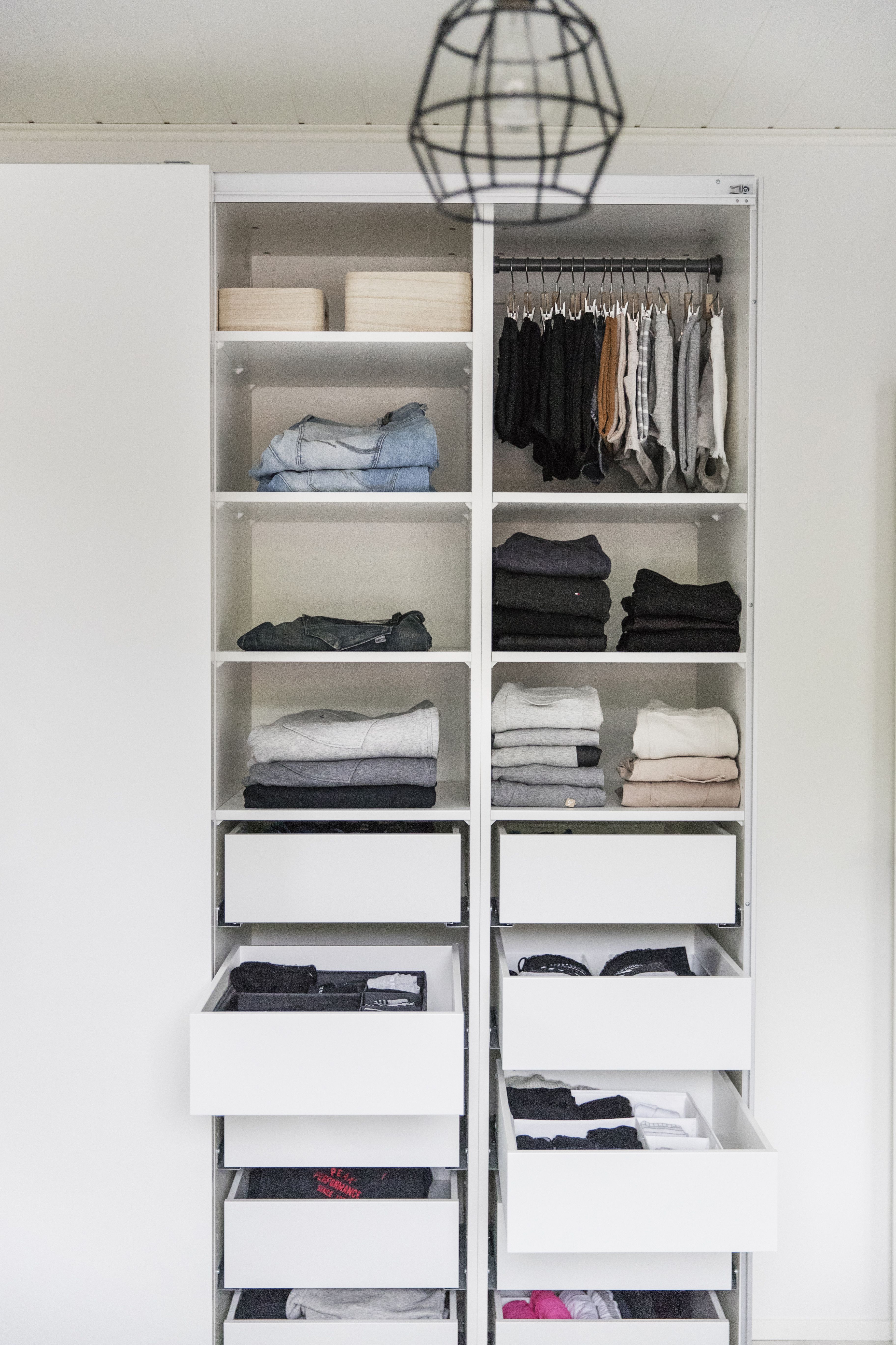 Marjo suunnittelee jatkuvasti ilokseen uusia järjestysideoita. Työ vaatekaupassa opetti hänet säntilliseksi viikkaajaksi. 