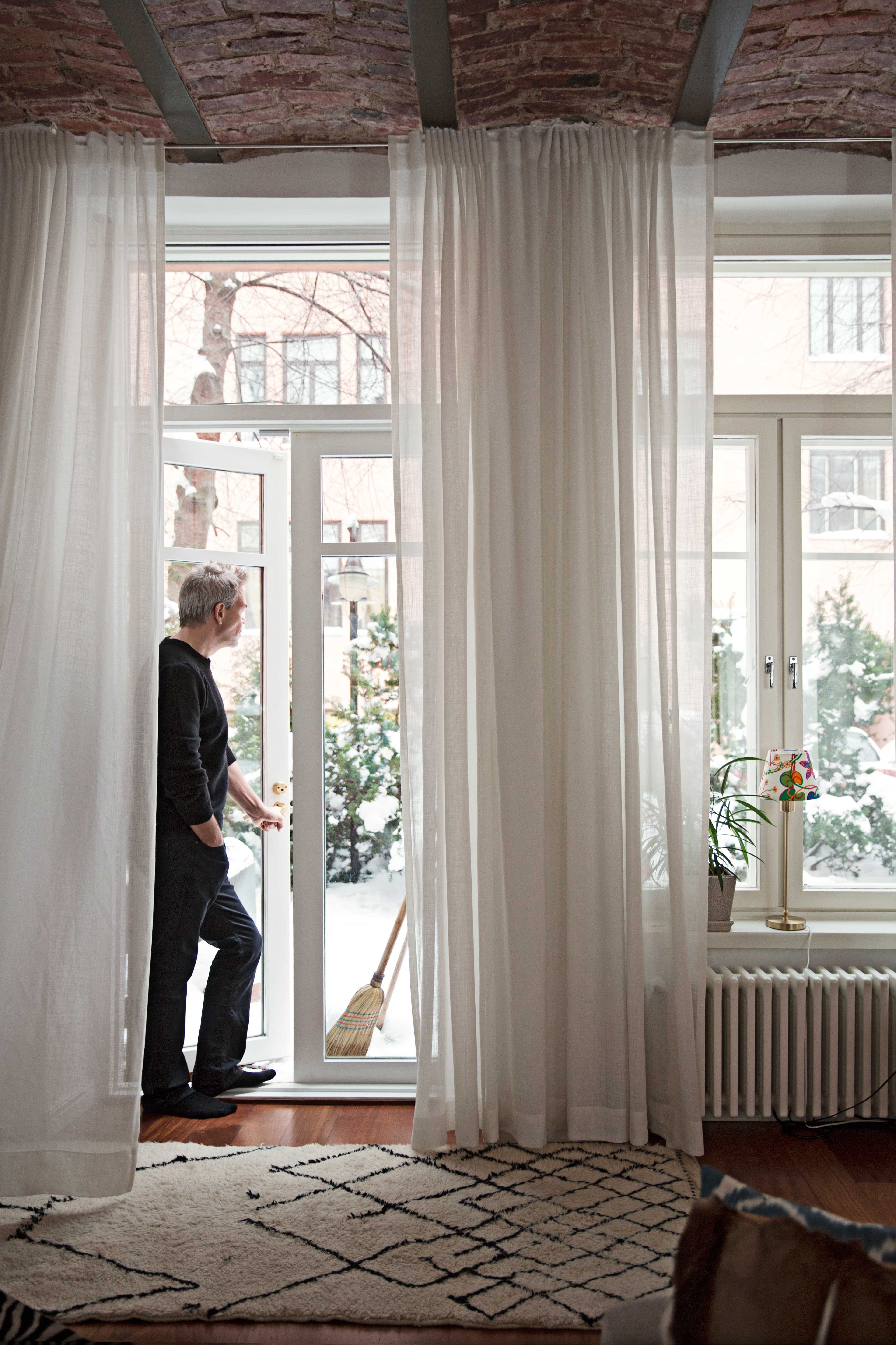 Nuorempana Hannu istui usein aamuun asti baarissa keskustelemassa taiteesta. "Enää en rieku. Olen mieluiten kotona."