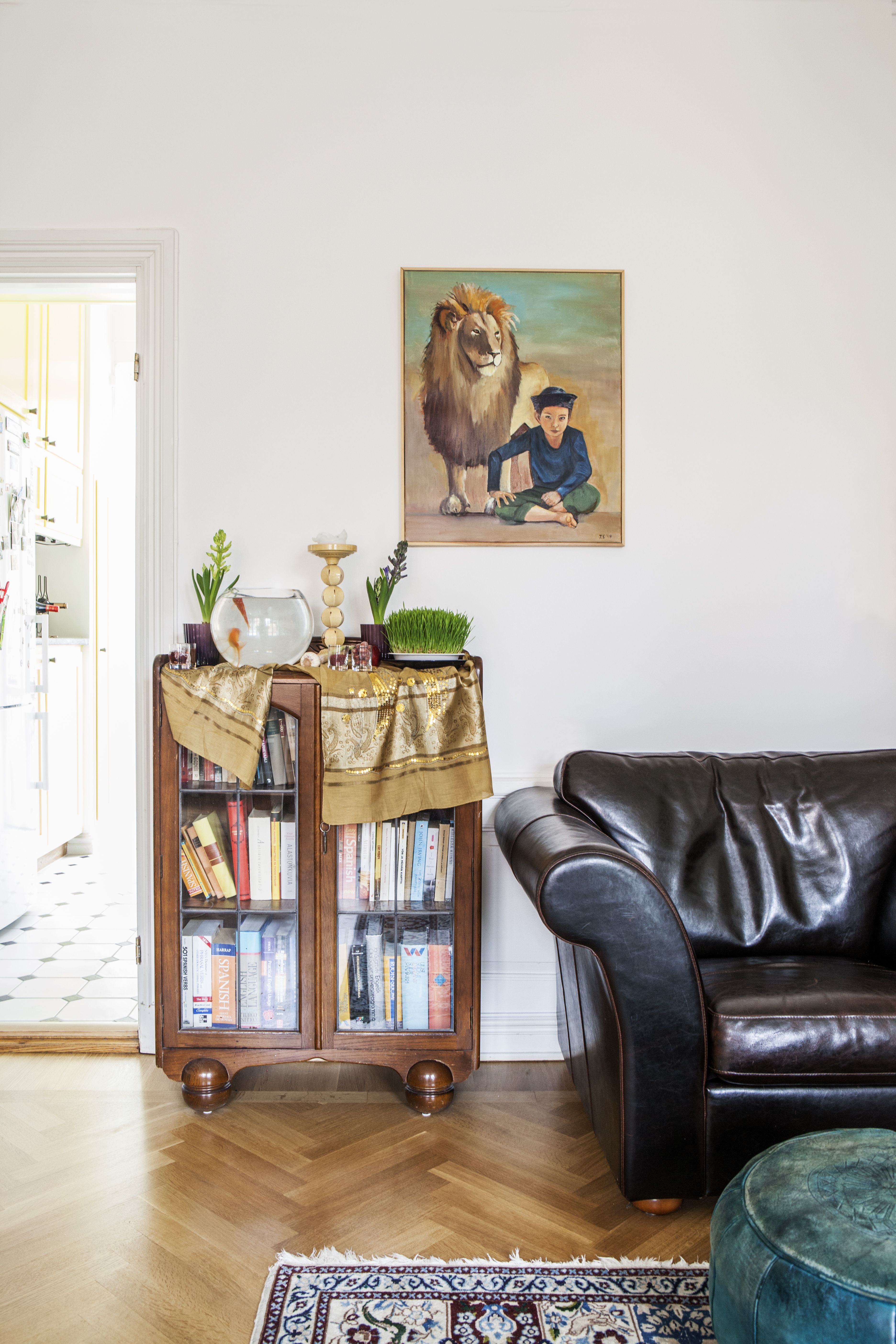 Olohuoneen nurkassa on uudenvuoden kunniaksi pöytä, jolle asetellaan persialaiseen tapaan seitsemän s-kirjaimella alkavaa esinettä. Leijonataulu on galleriasta Södermalmilta.