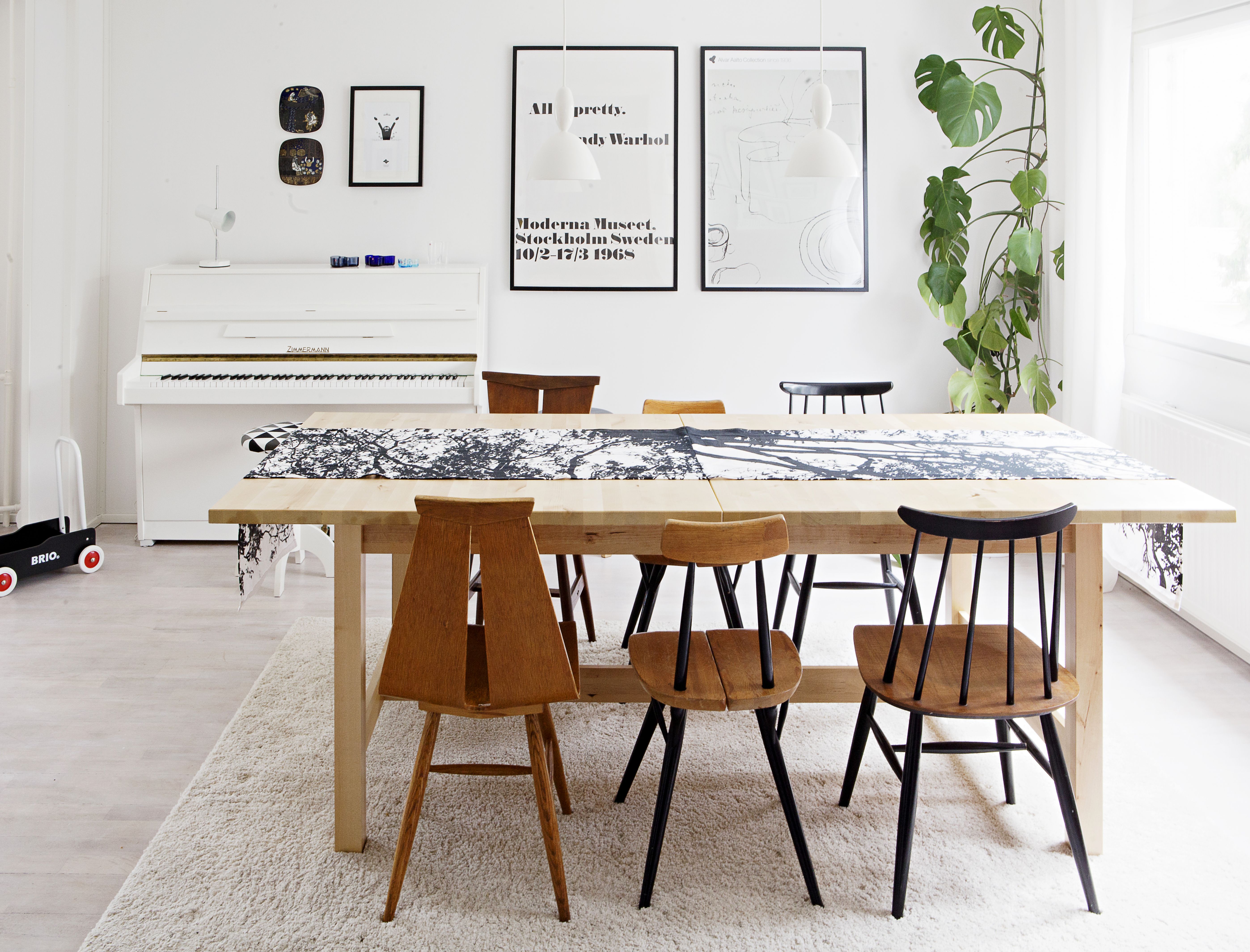 Ruokapöydän ympäriltä voi valita suosikkituolinsa. Lapsena Suvi istui usein pianon ääressä, mutta vasta tässä kodissa oli riittävästi tilaa, jotta hän voi ottaa sen mukaan vanhempiensa luota.