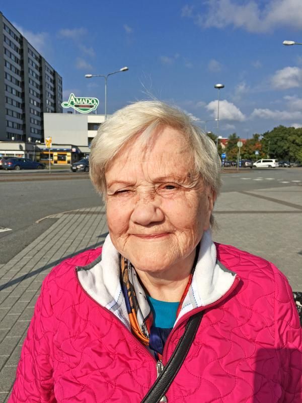 "Minulla on nyt niin hyvä mieli, kun olen lähdössä käymään vanhalla kotipaikallani Tuorilassa. Soitin eilen veljeni leskelle ja kysyin, saanko tulla, kun minulla on niin kova ikävä. Hän sanoi, että saat, ja ole yötäkin. Kaikki on siellä niin tuttua. Haistelen metsän tuoksua ja halaan puita. Tämä on niin hieno juttu kerta kaikkiaan." Hilkka Havimo, 77, eläkeläinen, Pori