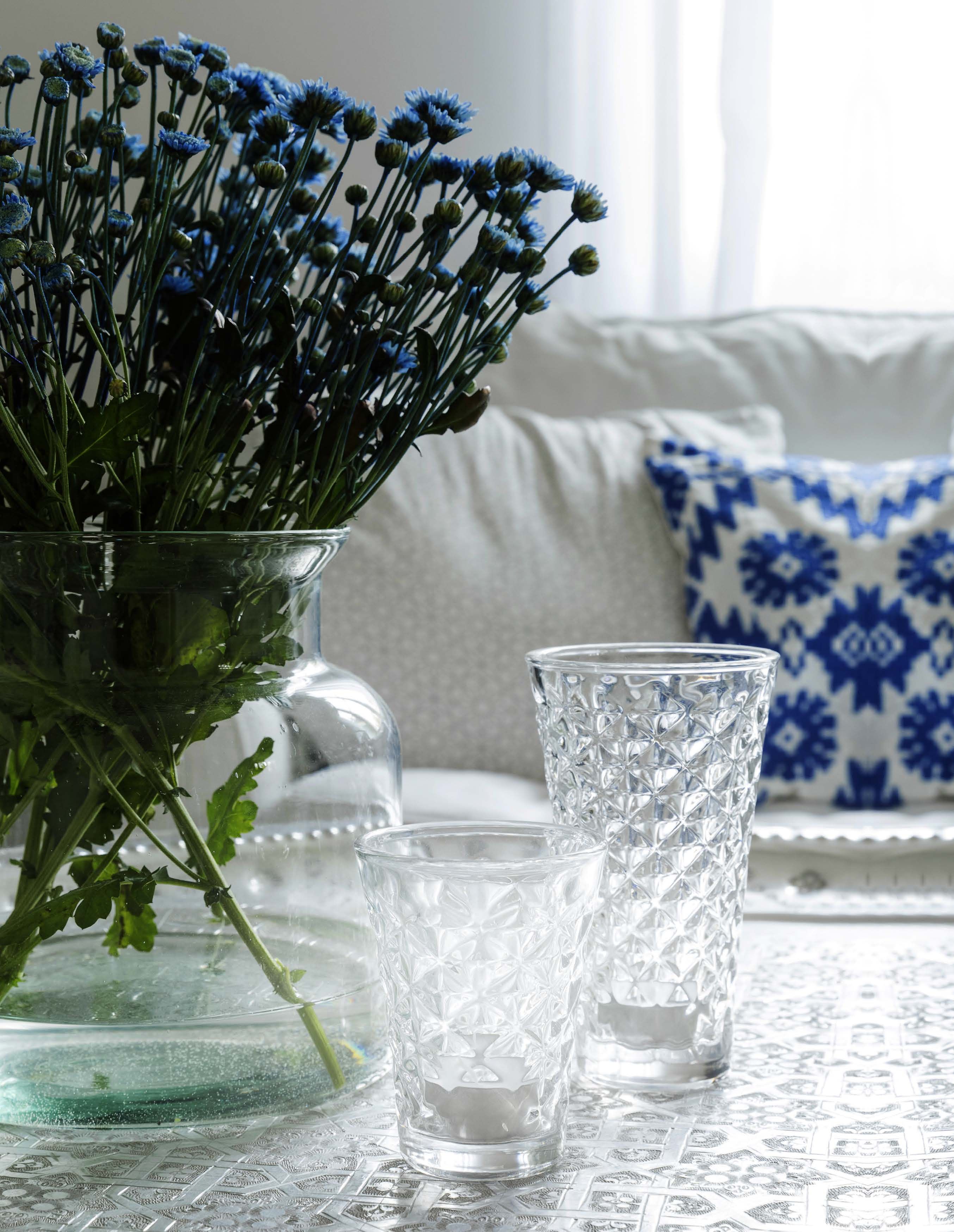 Kukkaruukkuja ja -maljakoita on kodissa aina esillä. Talvella kukat haetaan kaupasta ja kesällä omalta pihalta.