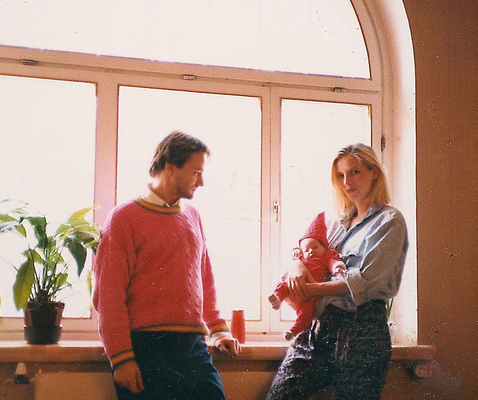 Vanhemmat vastasyntyneen kanssa uudessa asunnossa Helsingin Kalliossa.