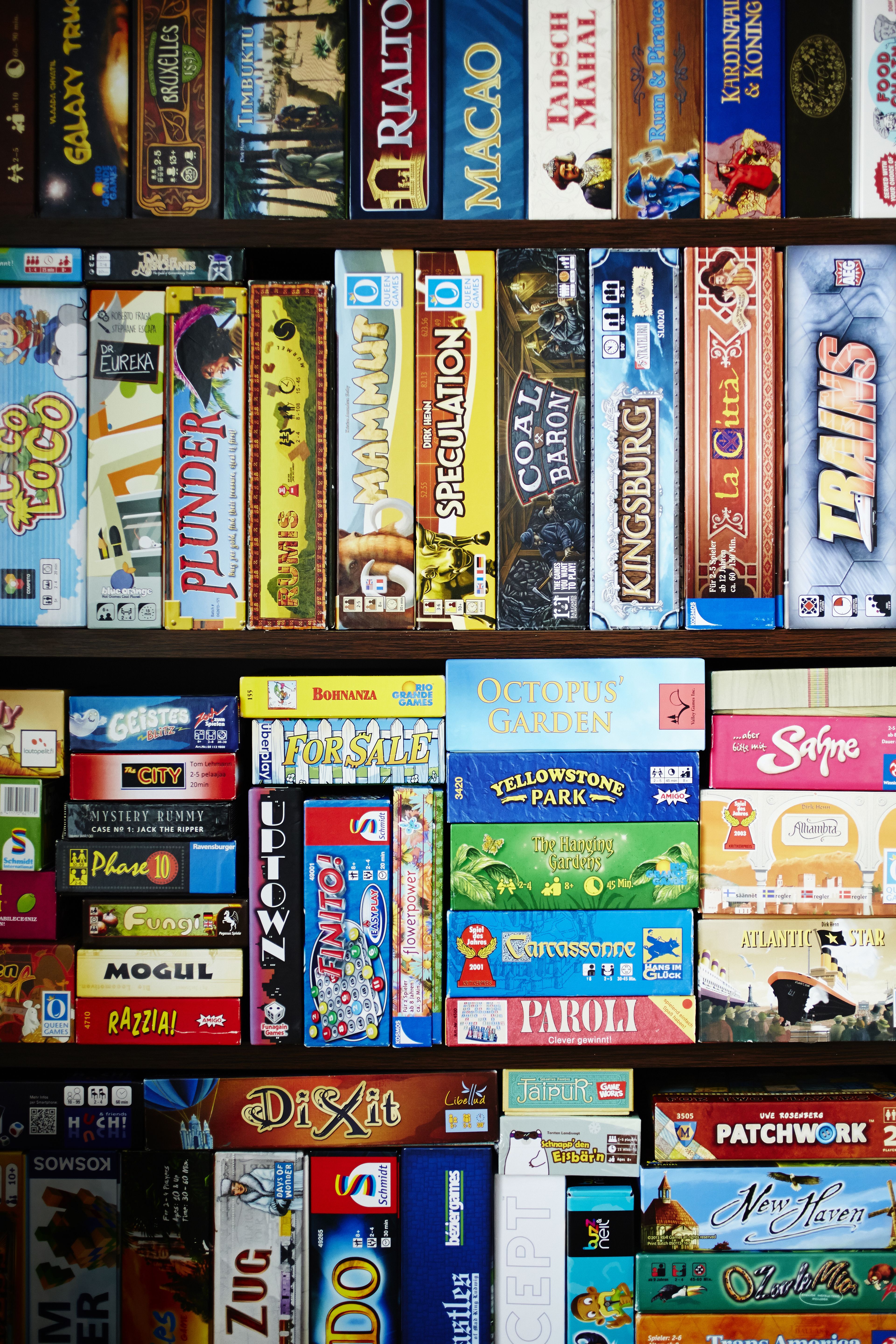 Pelikaappi sanelee pelien määrän. Enempää ei huusholliin mahdu.