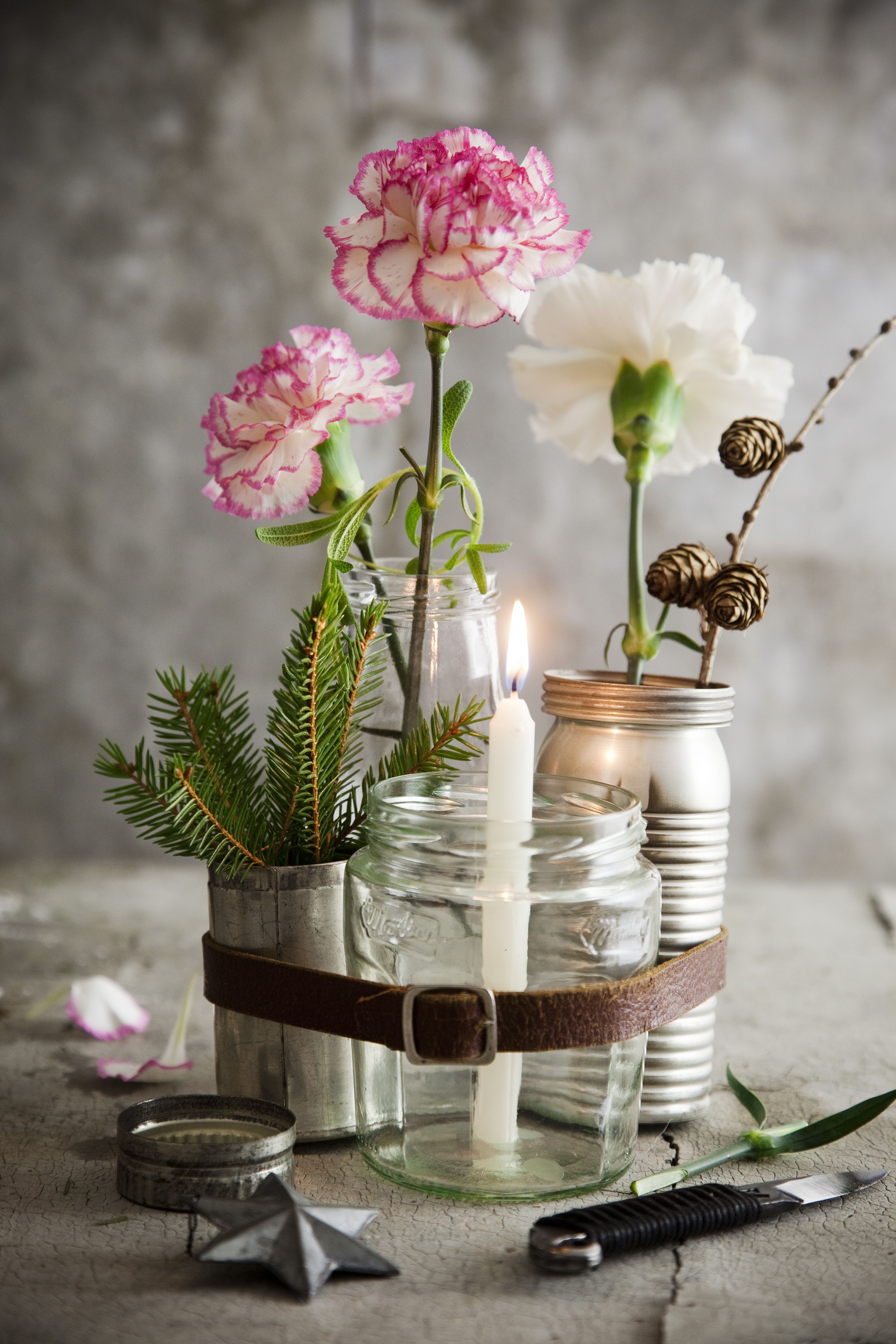 Neilikoista saa kauniin jouluasetelman, mutta kynttilöistä leikkokukat eivät välttämättä pidä.