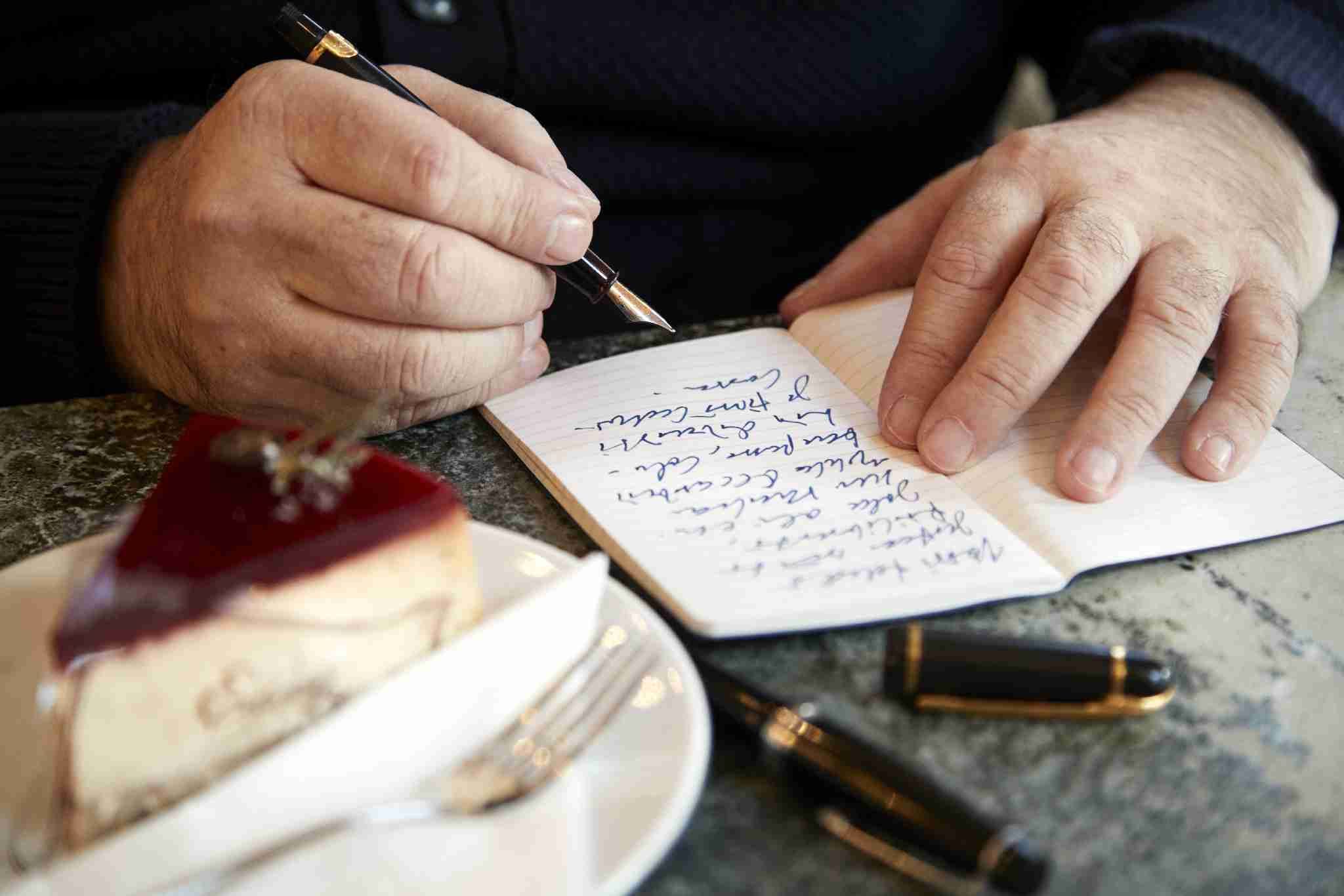 ”Herkkyydestäni en tappelematta luopuisi. En juuri muustakaan. Kenenkään ei pitäisi joutua isommin muuttelemaan itseään, että mahtuisi maailmaan paremmin”, Markus sanoo.