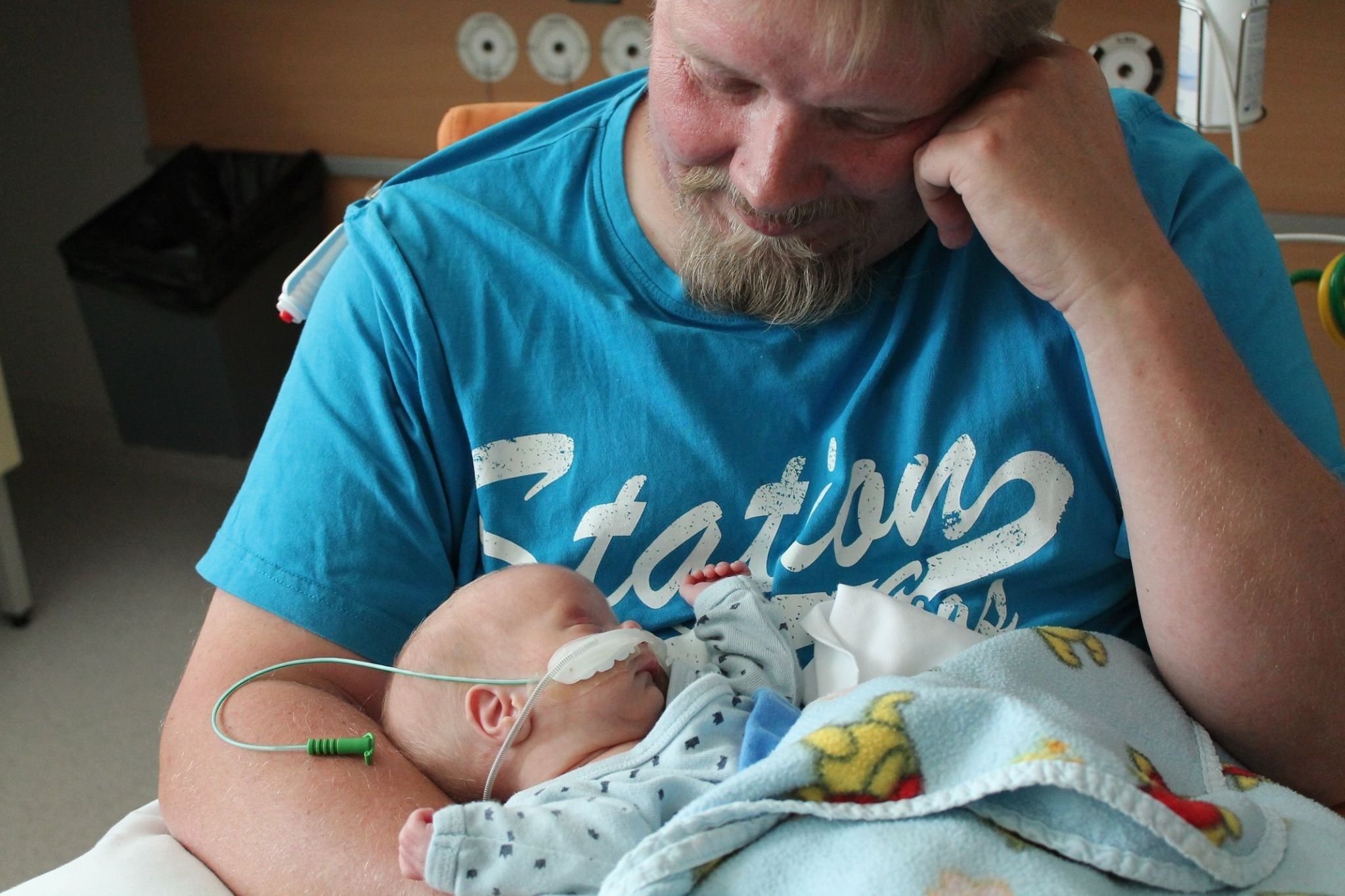 Ensiyllätyksestä toettuaan Tuomaksen isä toivoi poikaa. Sellainen tuli.