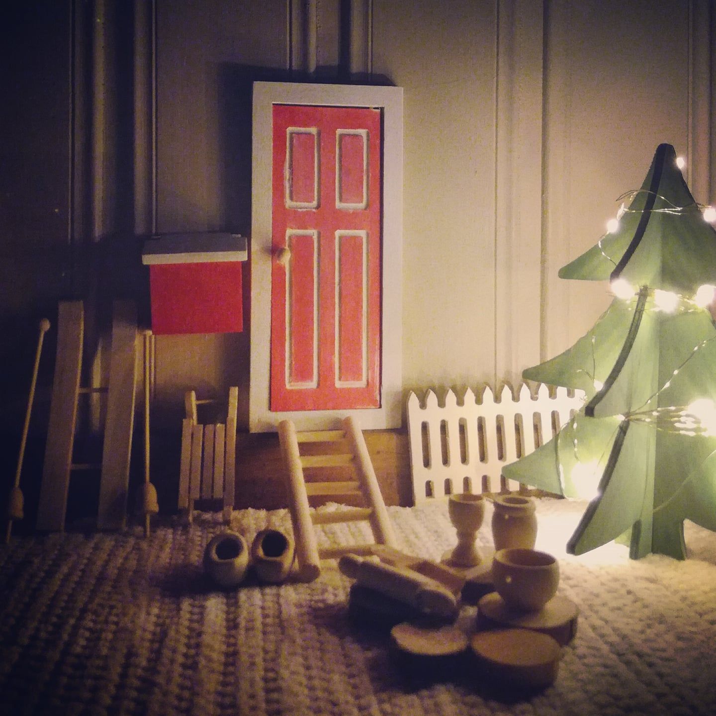 "Kipa-kirjakaupasta hain värkit, maalasin vesivärillä osan. Nyt on kiva lapsenlapsia jekuttaa." Merja Kohtala