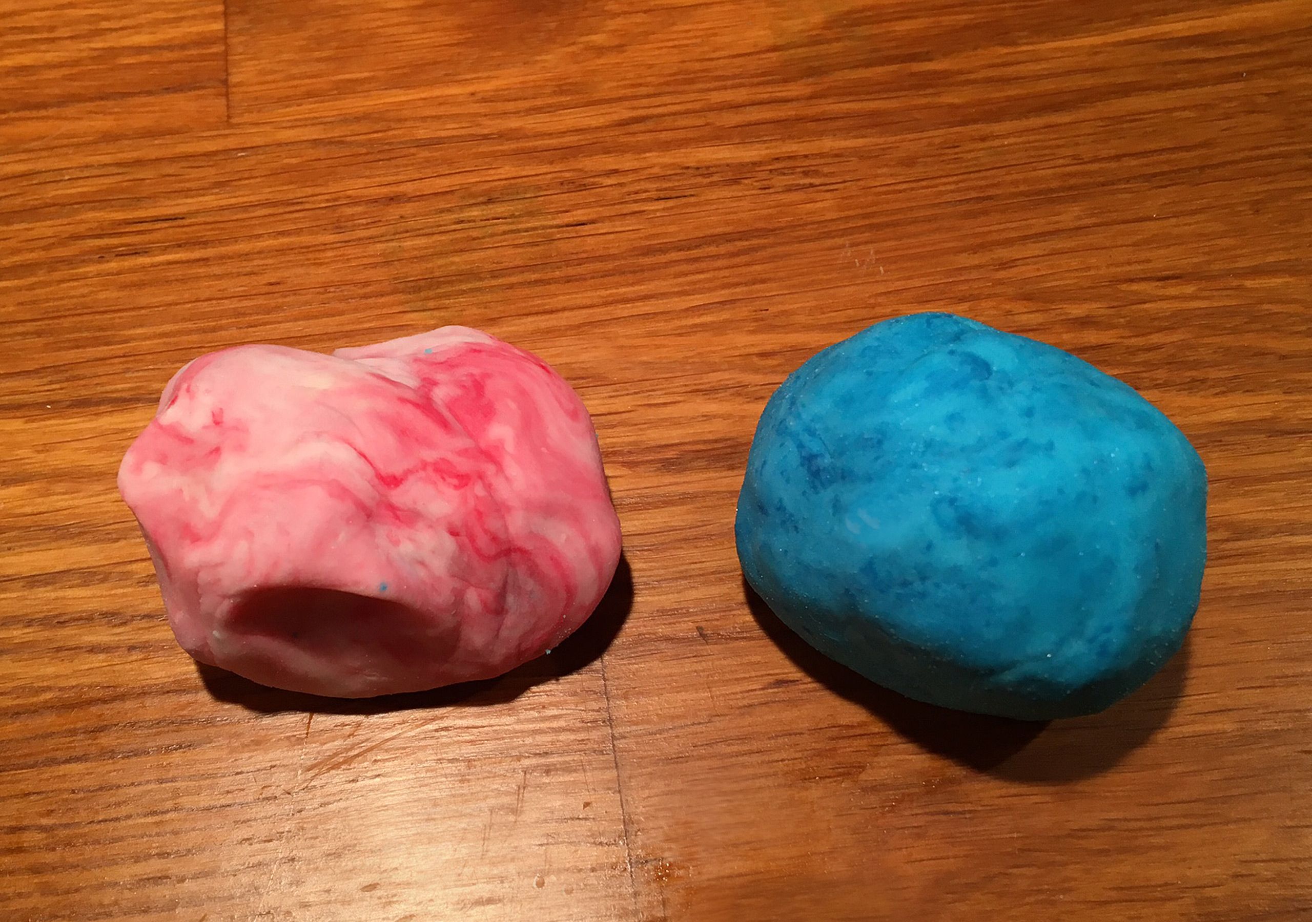 Muovailuvahamainen koostumus viehätti ensin, mutta jatkossa kymmenvuotias kaipaisi vähän venyvämpää limaa.