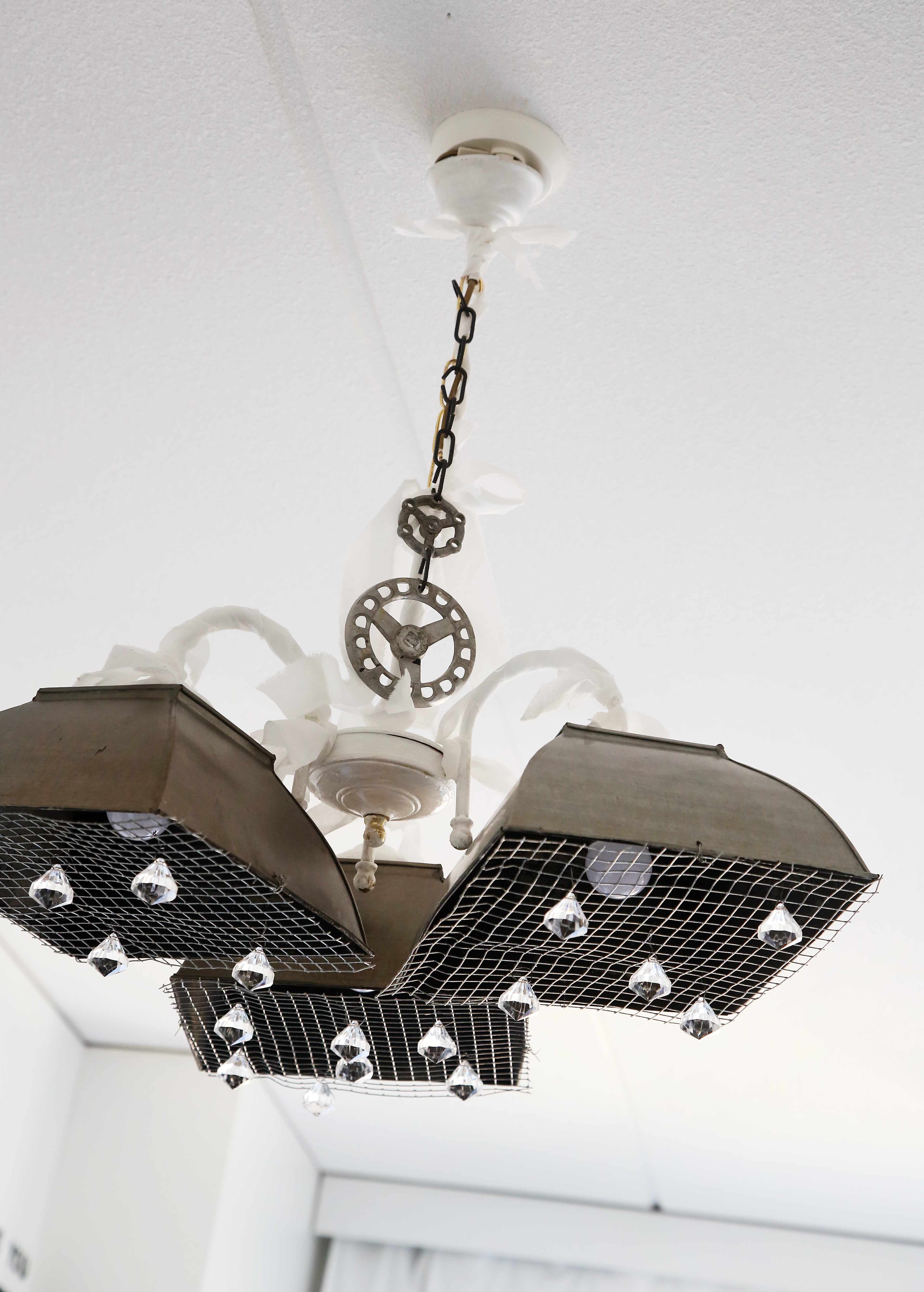 Hylätty ja perin tavanomainen kattolamppu syntyi uudelleen rock-henkisenä. Apuna olivat kukkapurkit, metalliverkko, lakanansuikaleet ja muutama lasikristalli. 