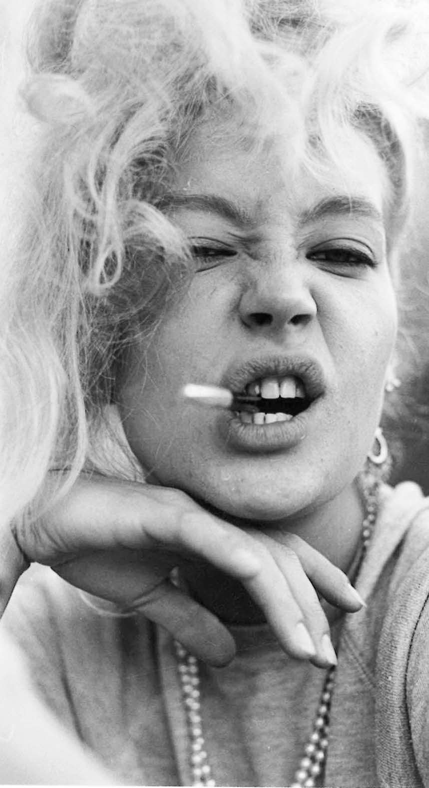 18-vuotiaana Outi kuvattiin Pariisissa pehmopunkkarina, kajalkynä suussa ja elämä edessä.