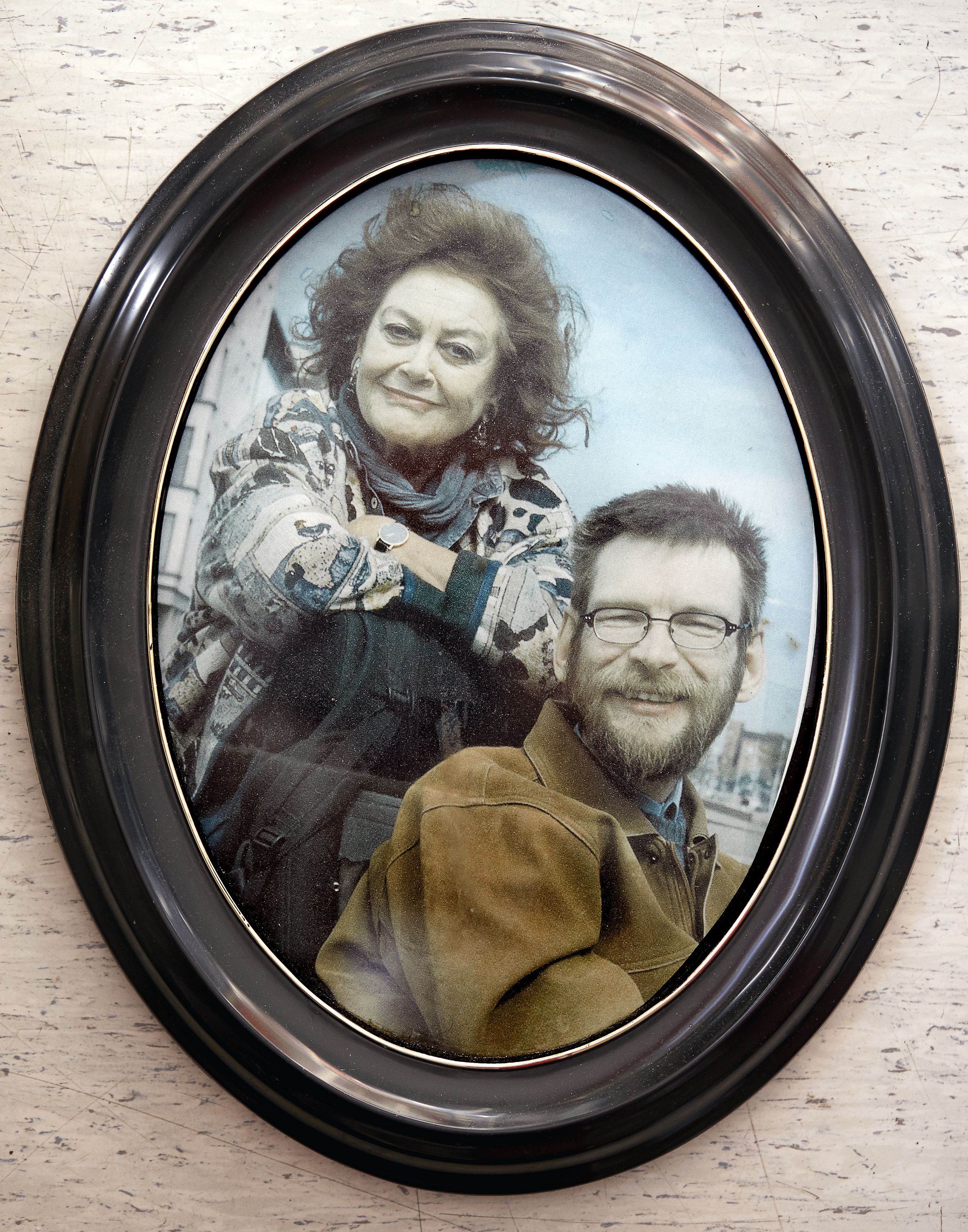 Tämä kuva on seinälläni. Se otettiin lehtijuttuun, jossa haastateltiin äitiäni ja minua.