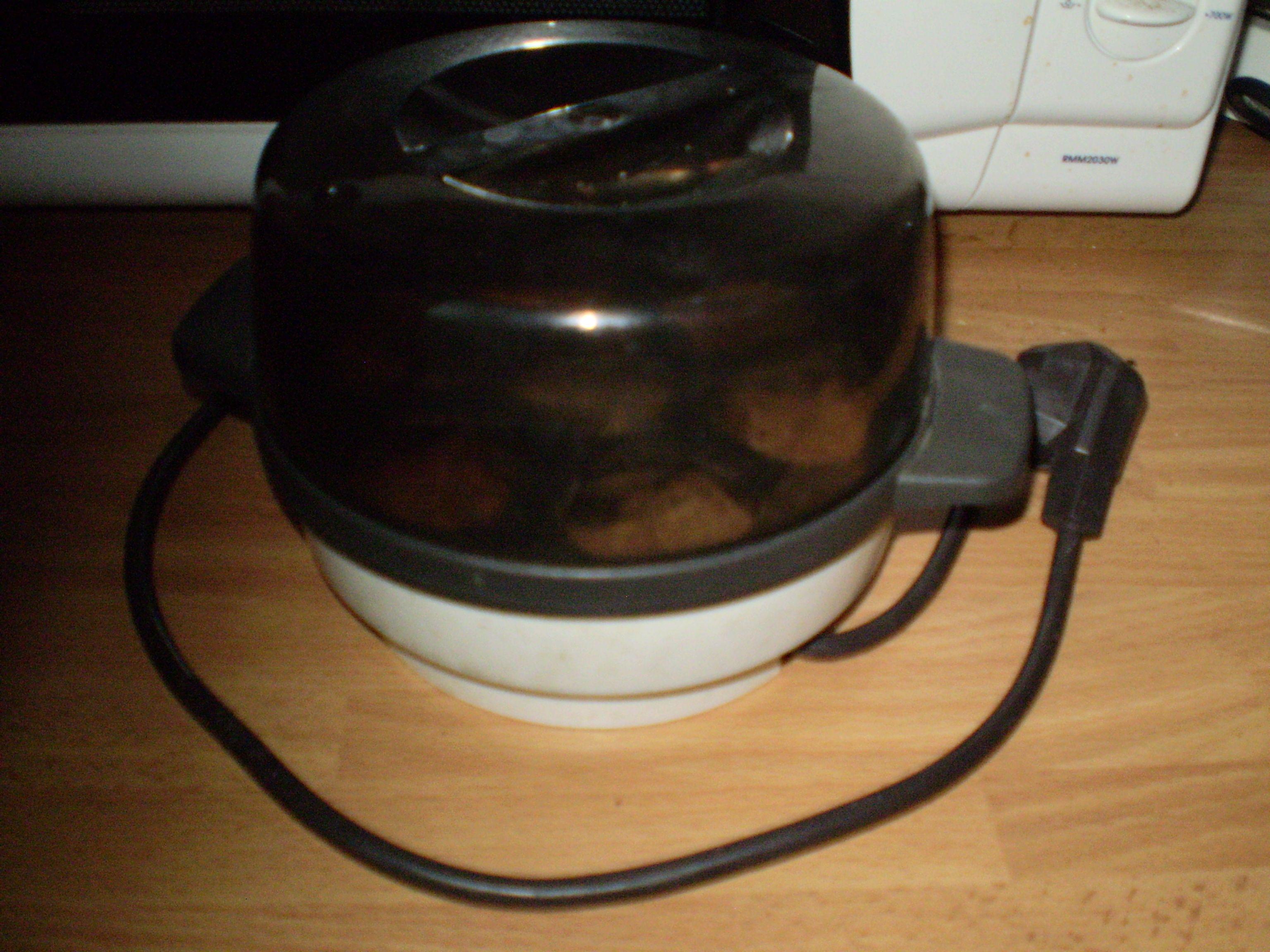 "Sain tämän munankeittimen yli 30 vuotta sitten työpaikan asiakashankintapalkkiona. Tällä olen keittänyt kananmunat ja aina on tullut juuri sellaisia munia kuin olen halunnut. Jos tästä 'aika jättää', niin takuulla hankin uuden. Nykyajan keittiö- ja muut koneet eivät vain kestä enää juuri kauankaan." – Vasenylämummo