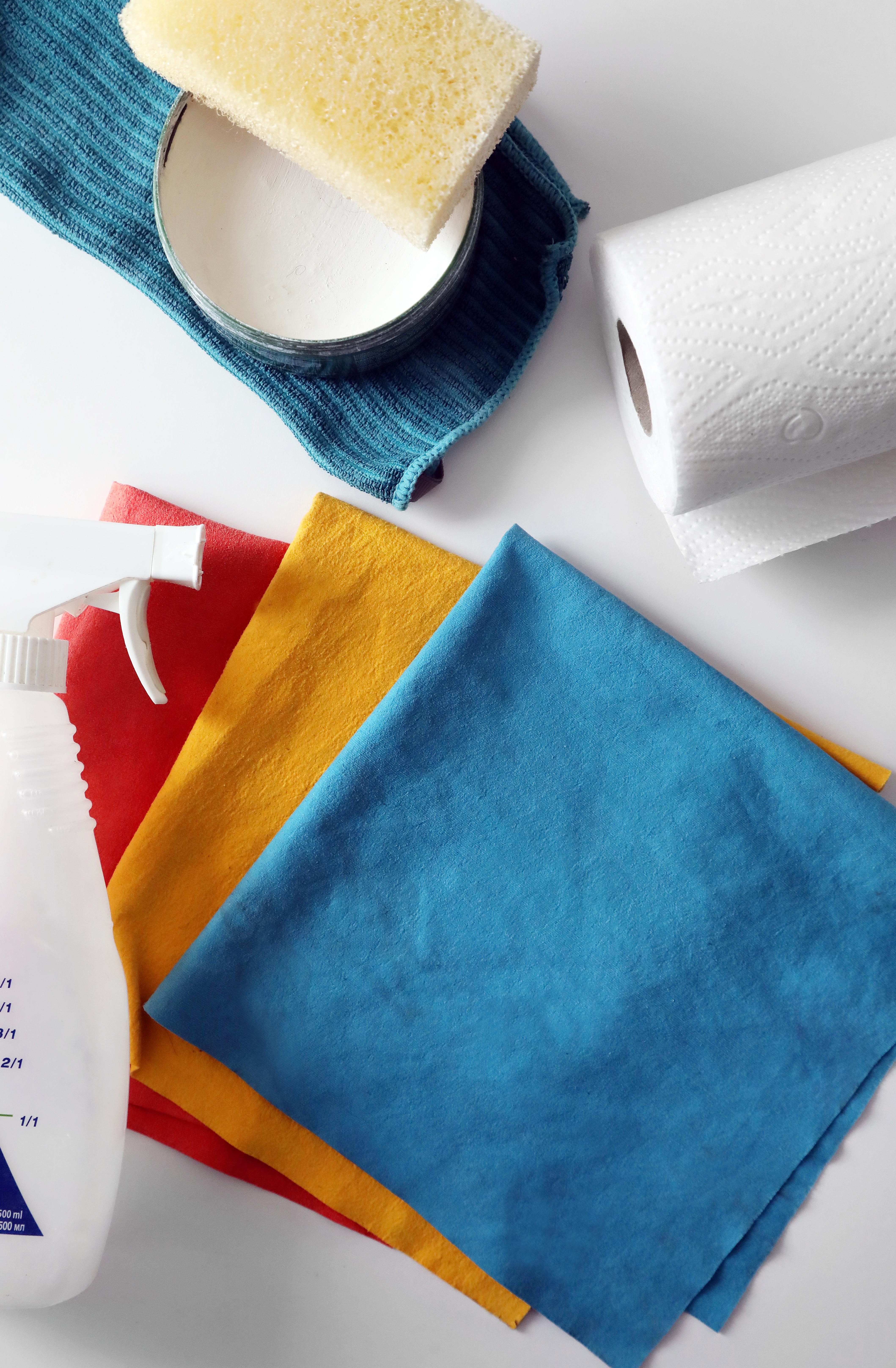 Kristiinalle tahranpoisto ei ole välineurheilua. Perusaineet riittävät. Värikkäät siivoustarvikkeet piristävät mieltä.