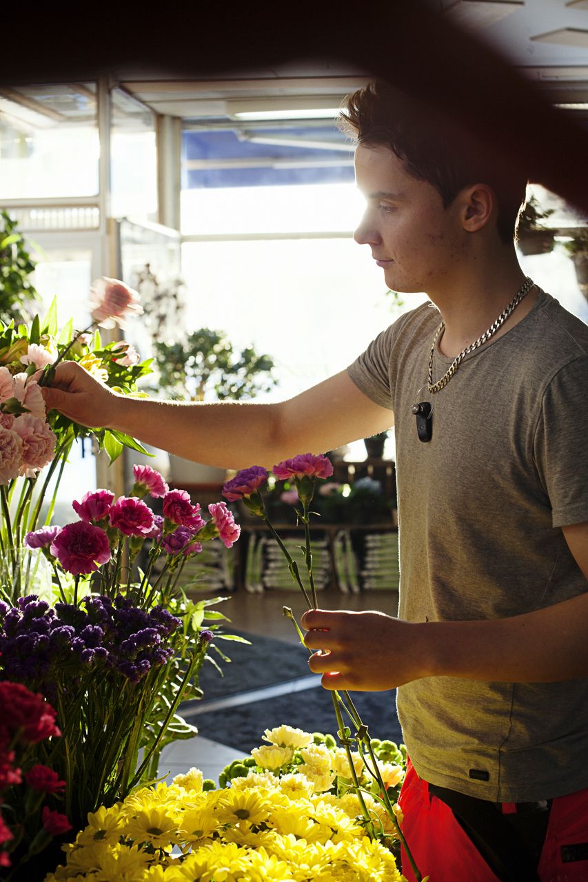 "Elämän tarkoitus on se, että yrittää pitää kukkansa hengissä, vaikka tietää, että ne kuolevat", Teemu sanoo.