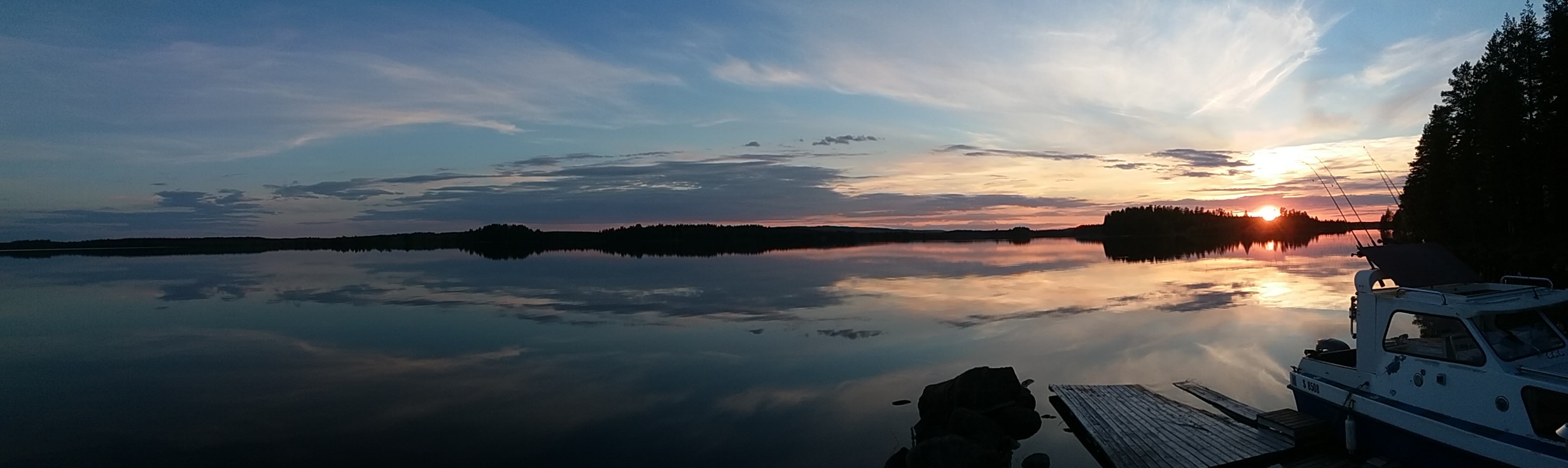 "Panoraamakuva Pankajärveltä Pohjois-Karjalasta. Juhannuksena on aina ohjelmassa järven mökkiläisten yhteinen juhannuskokko, saunomista ja yhteisoloa." – Kääntämön mökkiläiset
