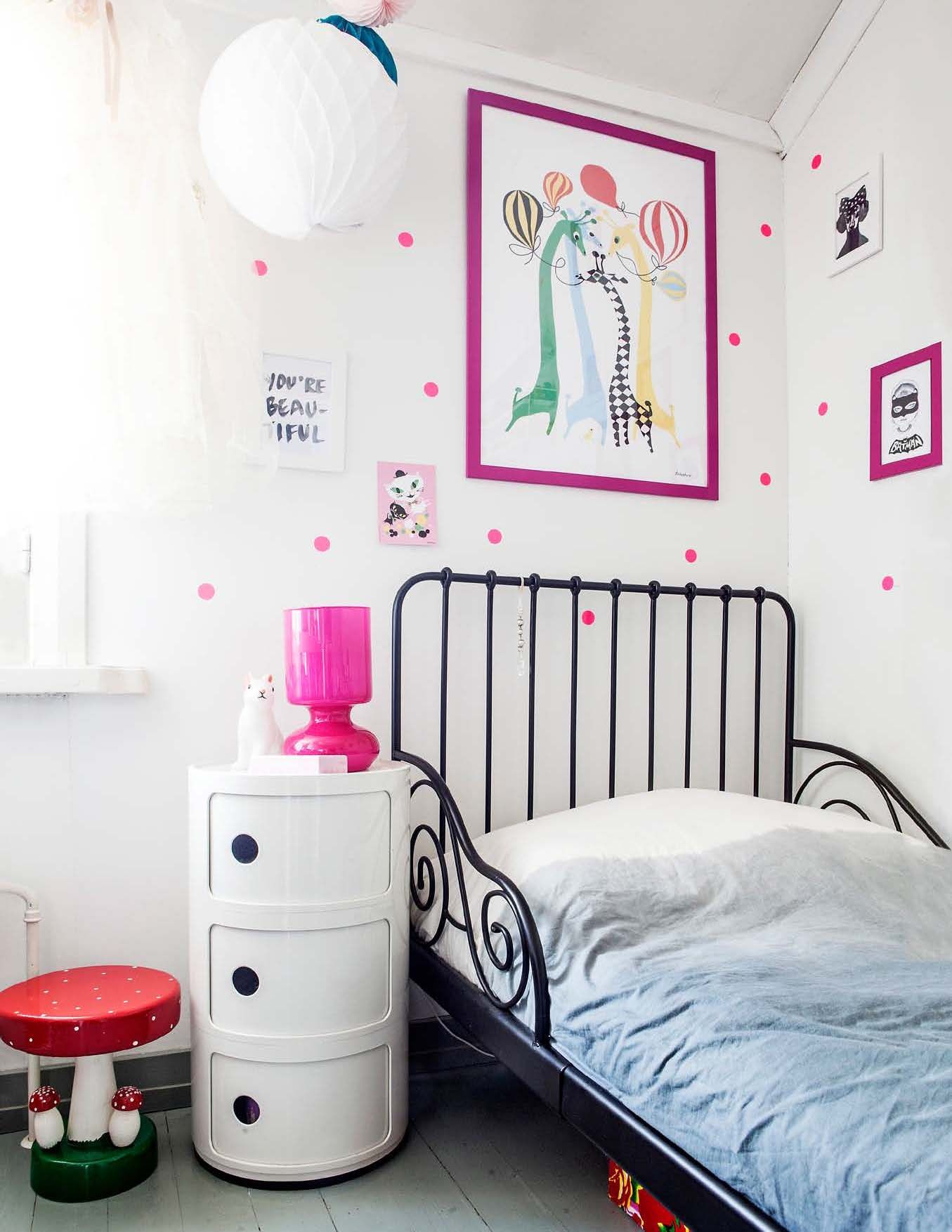 Pinkit yksityiskohdat luovat Iida-Elviiran soppeen tyttömäisen tunnelman. Componibili-säilytin jemmaa pikku koululaisen salaisuudet. 