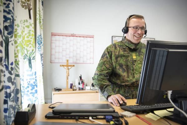 Paavon mukaan tämän ajan nuoret miehet ovat parempia puhumaan asioistaan kuin isänsä.