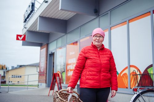 Sirkku pystyy yhä käymään itse kaupassa ja kokkaamaan itse ruokansa. ”Kauppalistaan kirjoitan tavarat siinä järjestyksessä, jossa ne ovat kaupassa. Se auttaa muistamista.”