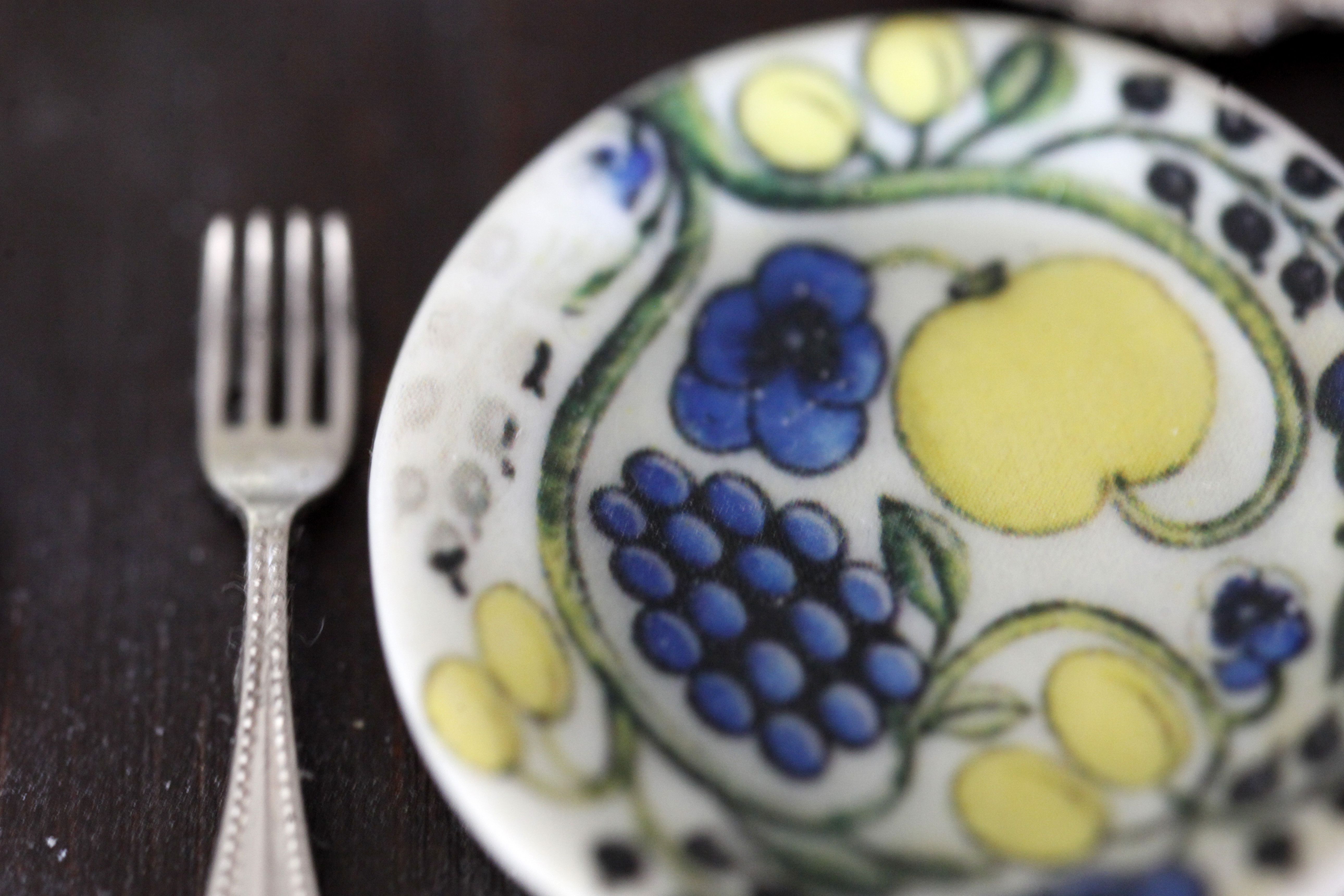 Nukkeasunnon keittiön kaapeista löytyy muun muassa Paratiisi-astiasto.