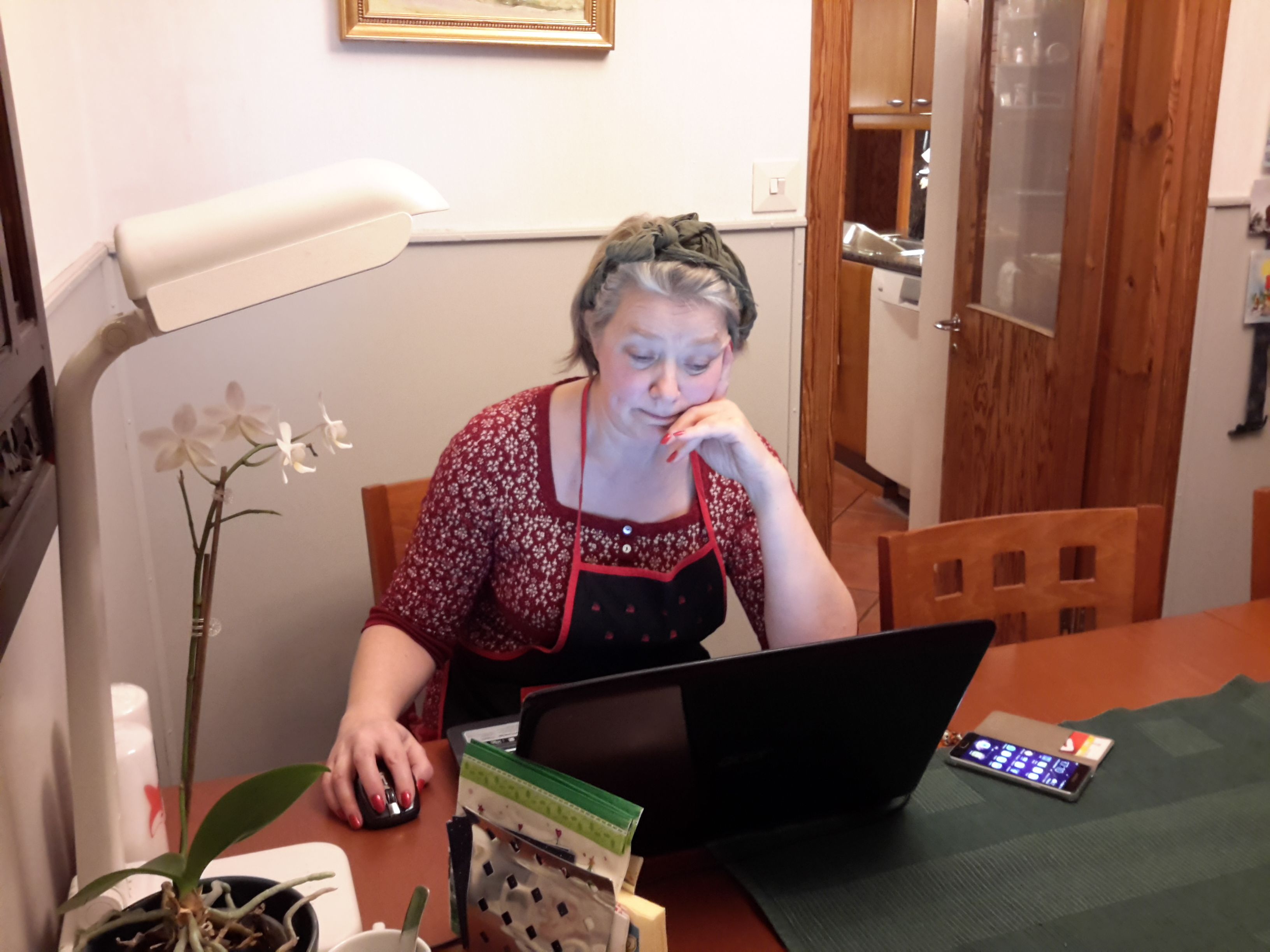 "Joskus postauksen parissa voi vierähtää reilut pari tuntia", lukijabloggaaja Allina kalliolla kertoo.