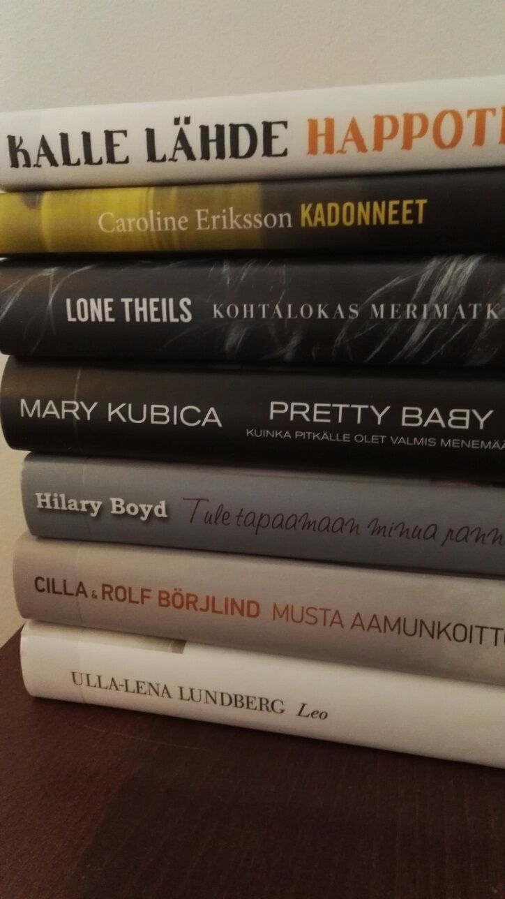 Tummat tapetit vaihtuivat remontissa vaaleisiin maaleihin. Komea parketti on alkuperäinen Billnäs-parketti. Uudelleen maalattu rottinkituoli on Jonaksen lapsuudenkodista. Rauhalliset värit antavat tilaa taideteoksille.