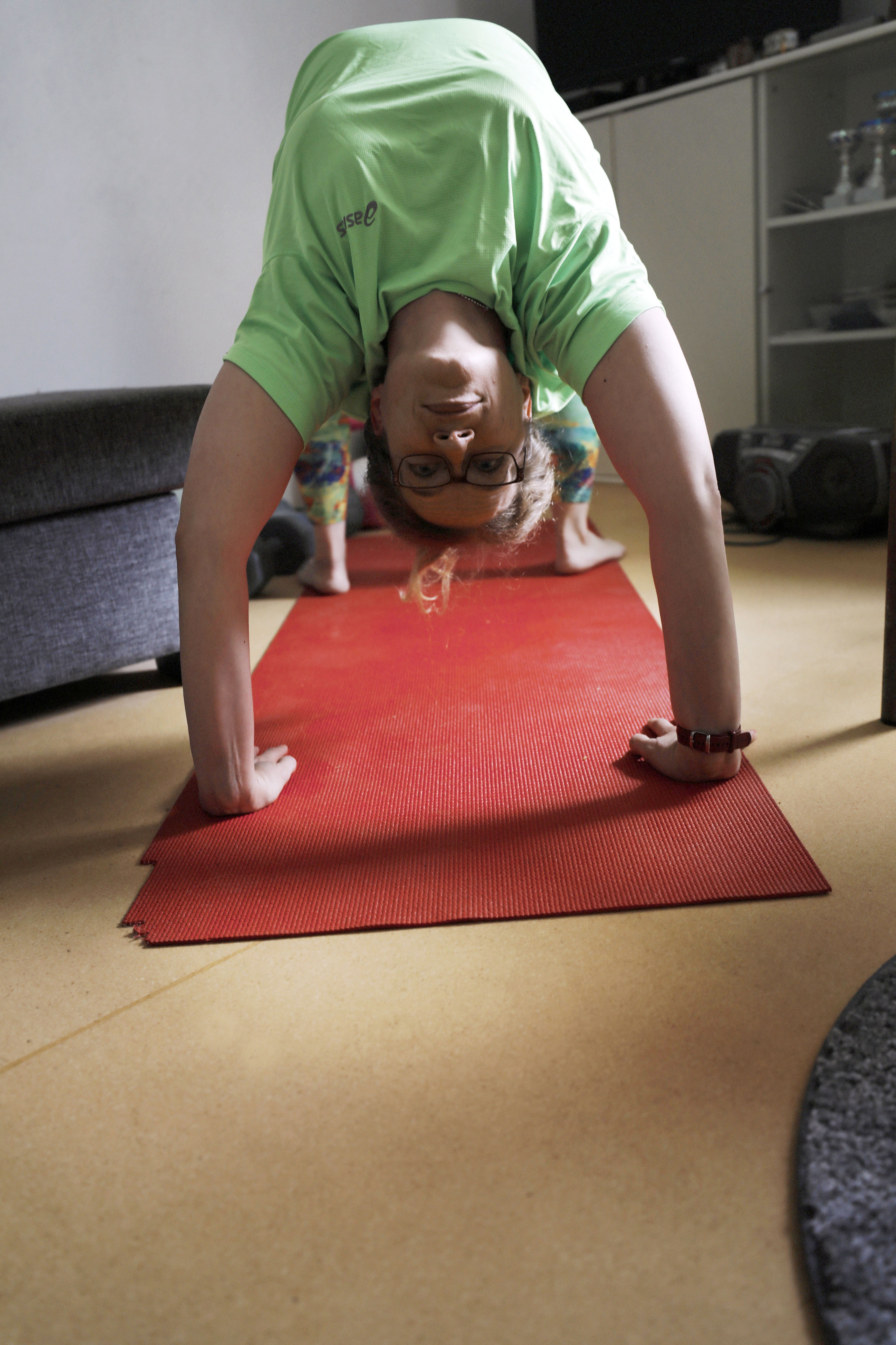 Aamuisin Salina tekee jumppamatolla vatsalihasliikkeet ja venytykset gangsta rapin soidessa.