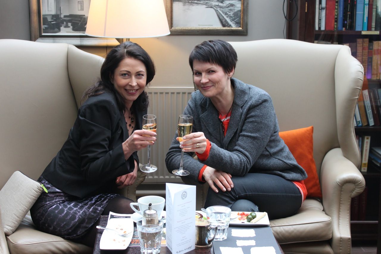 Vuonna 2012 Riikka ja toimittaja Salla Paajanen nostivat maljoja ystävänsä kirjan kunniaksi. (Kuva: Jussi Lähde)