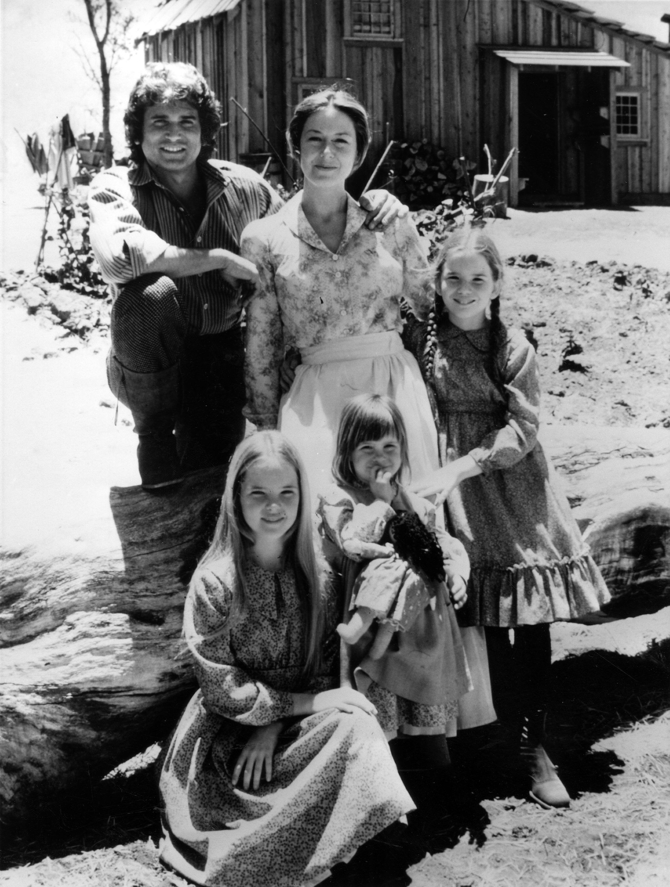 Joka jakso Pieni talo preerialla -sarjasta sai kyyneliin. Ingallsin ihanaan perheeseen kuuluivat isä Charles, äiti Caroline ja heidän kolme tytärtään Mary, Laura ja Carrie. Kuva: Sanoma arkisto.