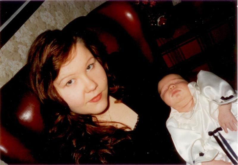 Olen kuvassa 21-vuotias. Sylissäni on sisarenpoikani Kalle.