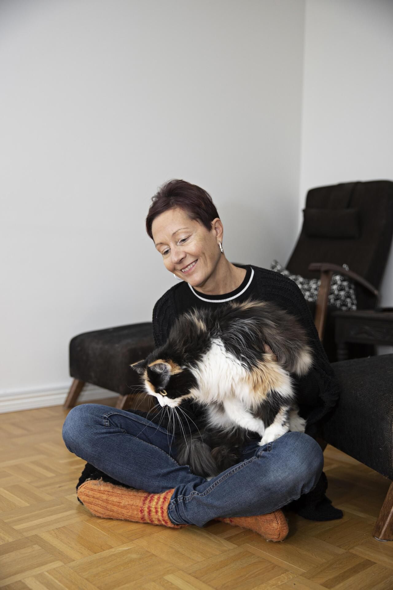 ”Onnenhetket löytyvät kaukomaita lähempää. Vaikkapa kotisohvalta, missä mieheni ja Aliisa-kissan kanssa katsomme Suomen minkä tahansa maajoukkueen peliä telkkarista", Jaana sanoo.