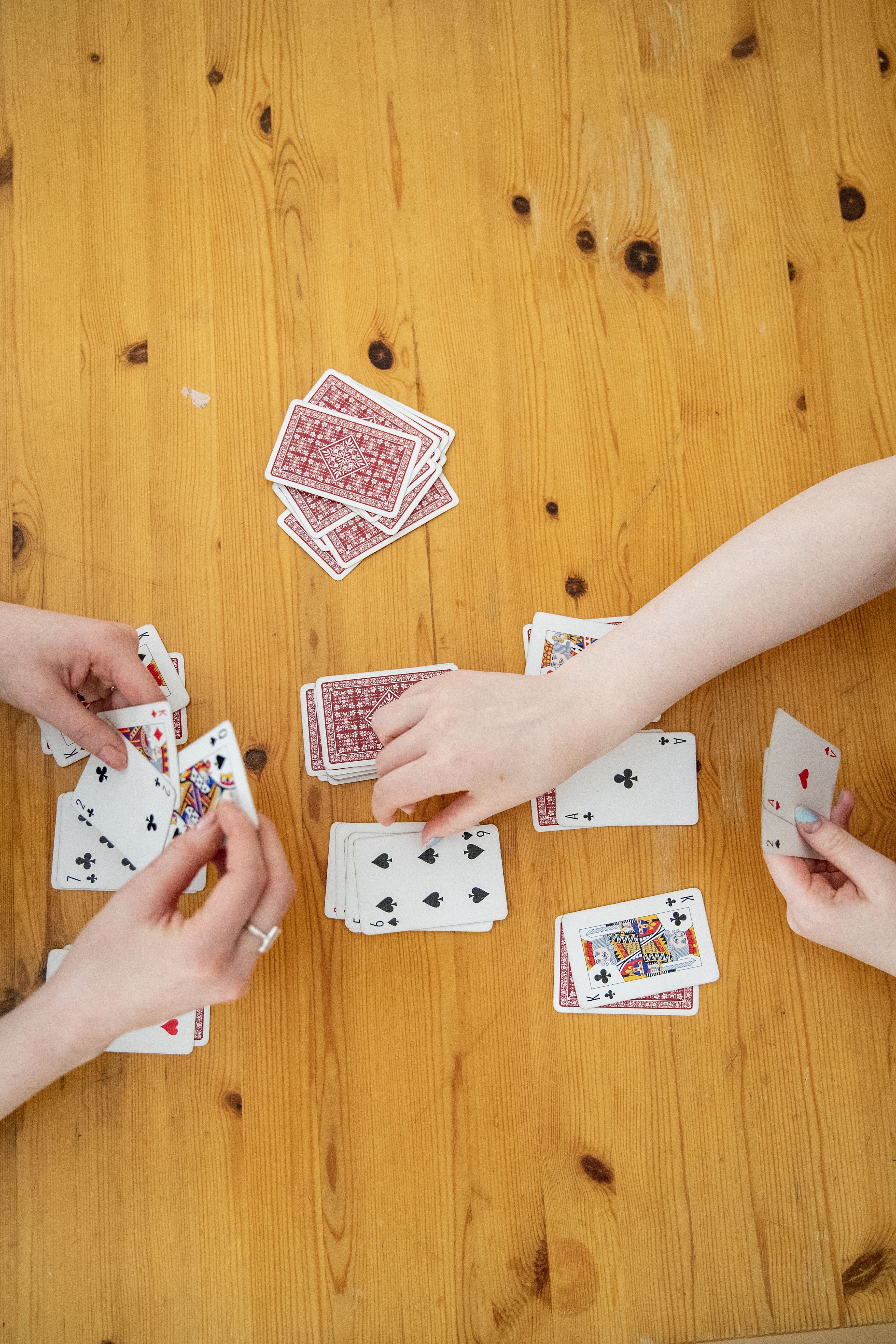 Töissä tykkään jutella ja hupsutella nuorten kanssa, pelata korttia ja olla läsnä oleva aikuinen. Huumori on hirveän tärkeää.