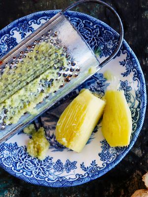 Pakastettua inkivääriä on helppo raastaa.